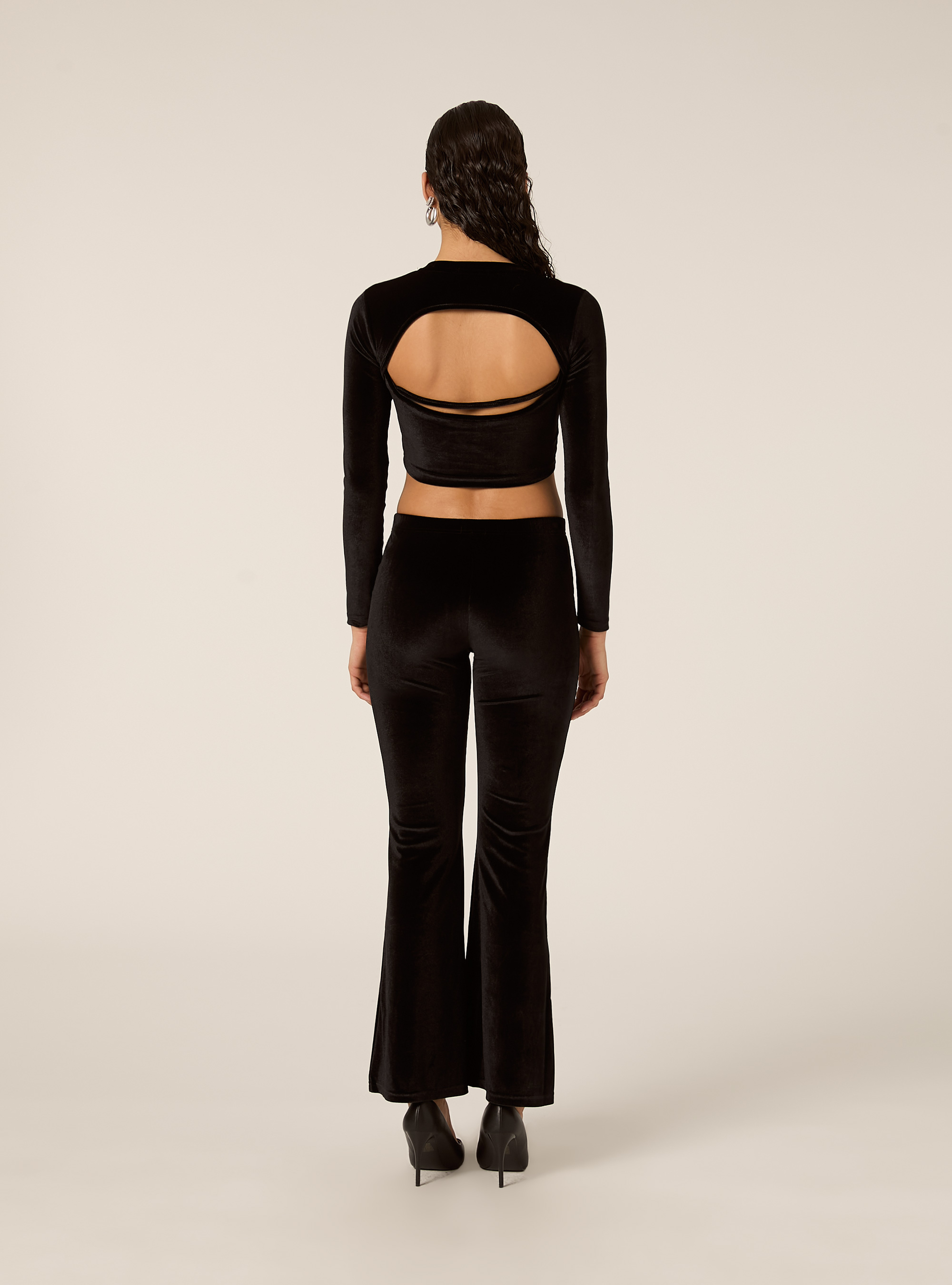Maglia cropped in velluto con schiena scoperta, BK1 BLACK