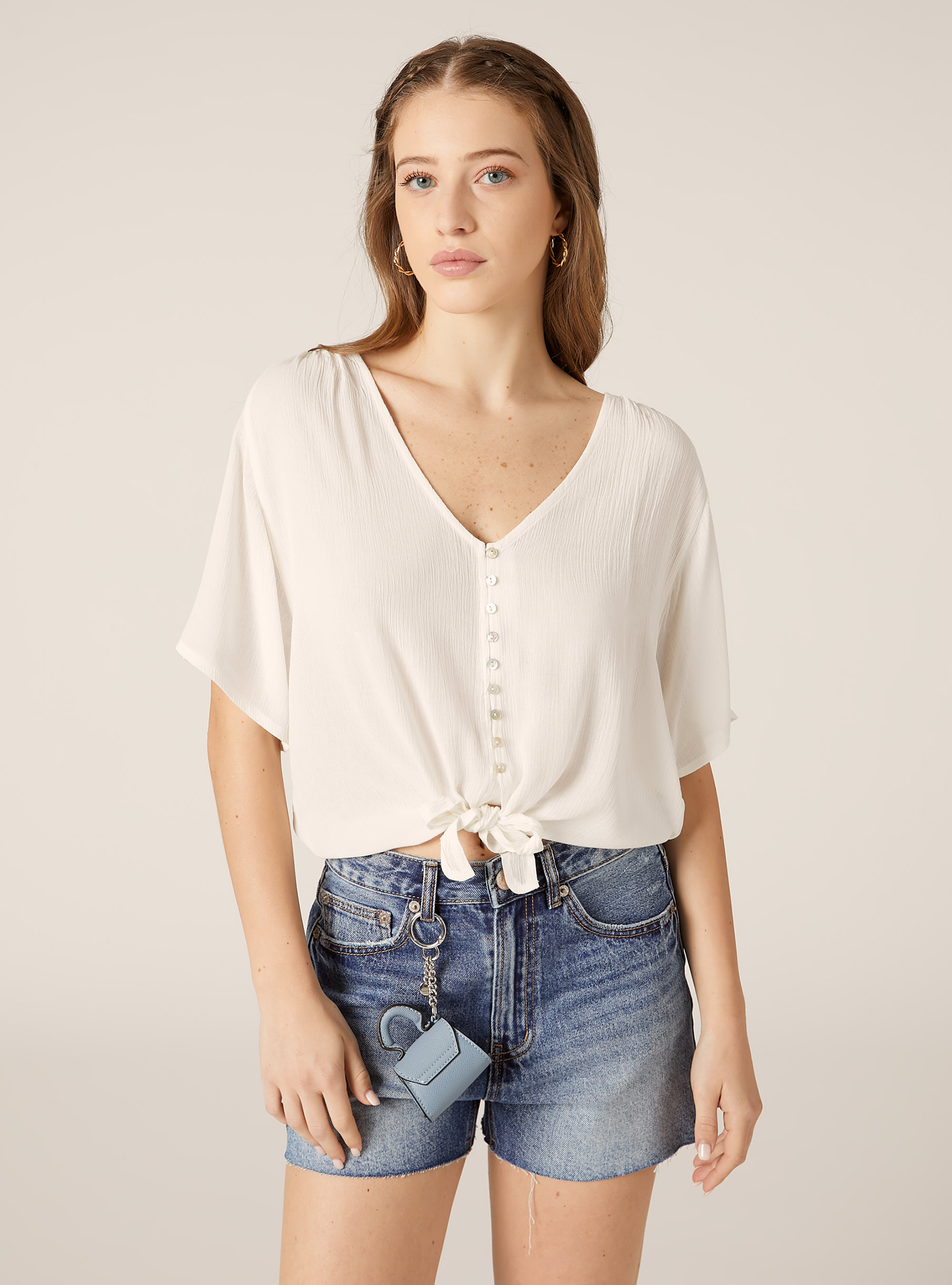 Solid-coloured v-neck shirt with waist knot