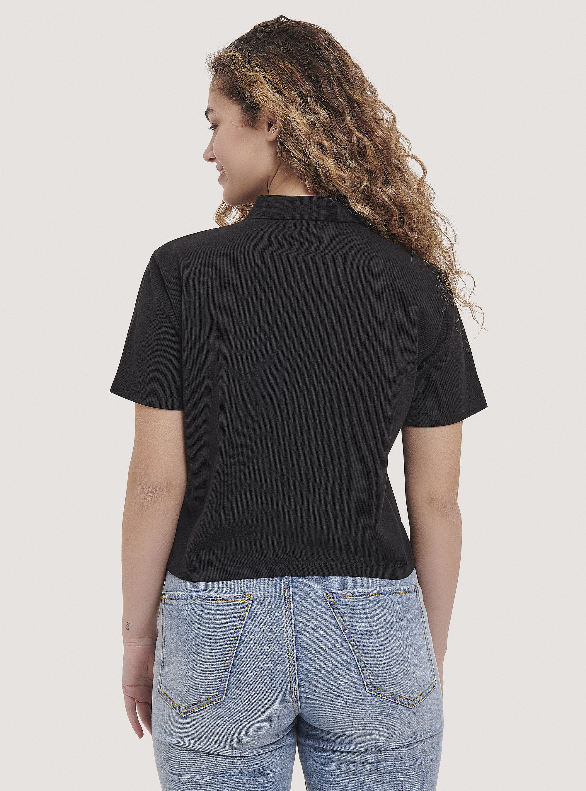 Polo crop fit de color sólido, NEGRO