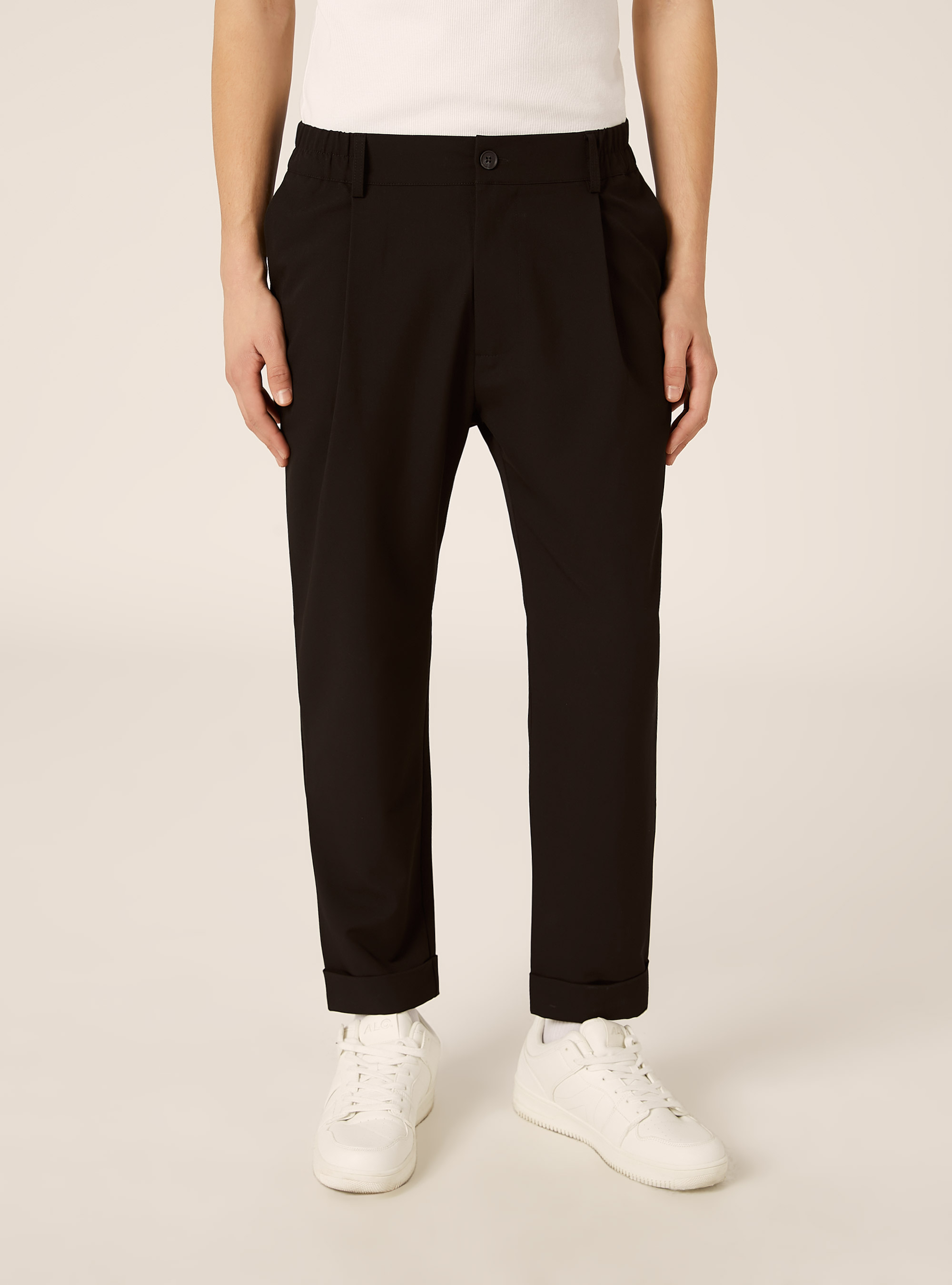 Pantaloni carrot fit con pinces, BK1 BLACK