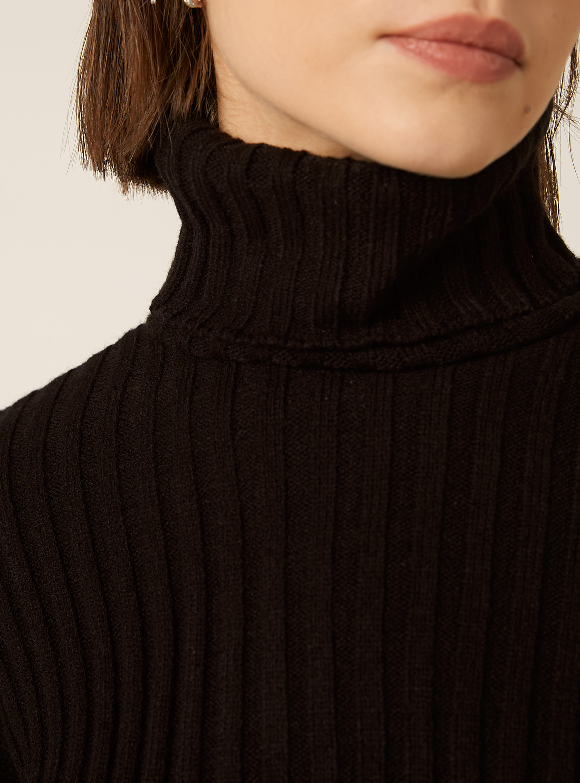 Kurzer Pullover mit hohem Kragen, BK1 BLACK