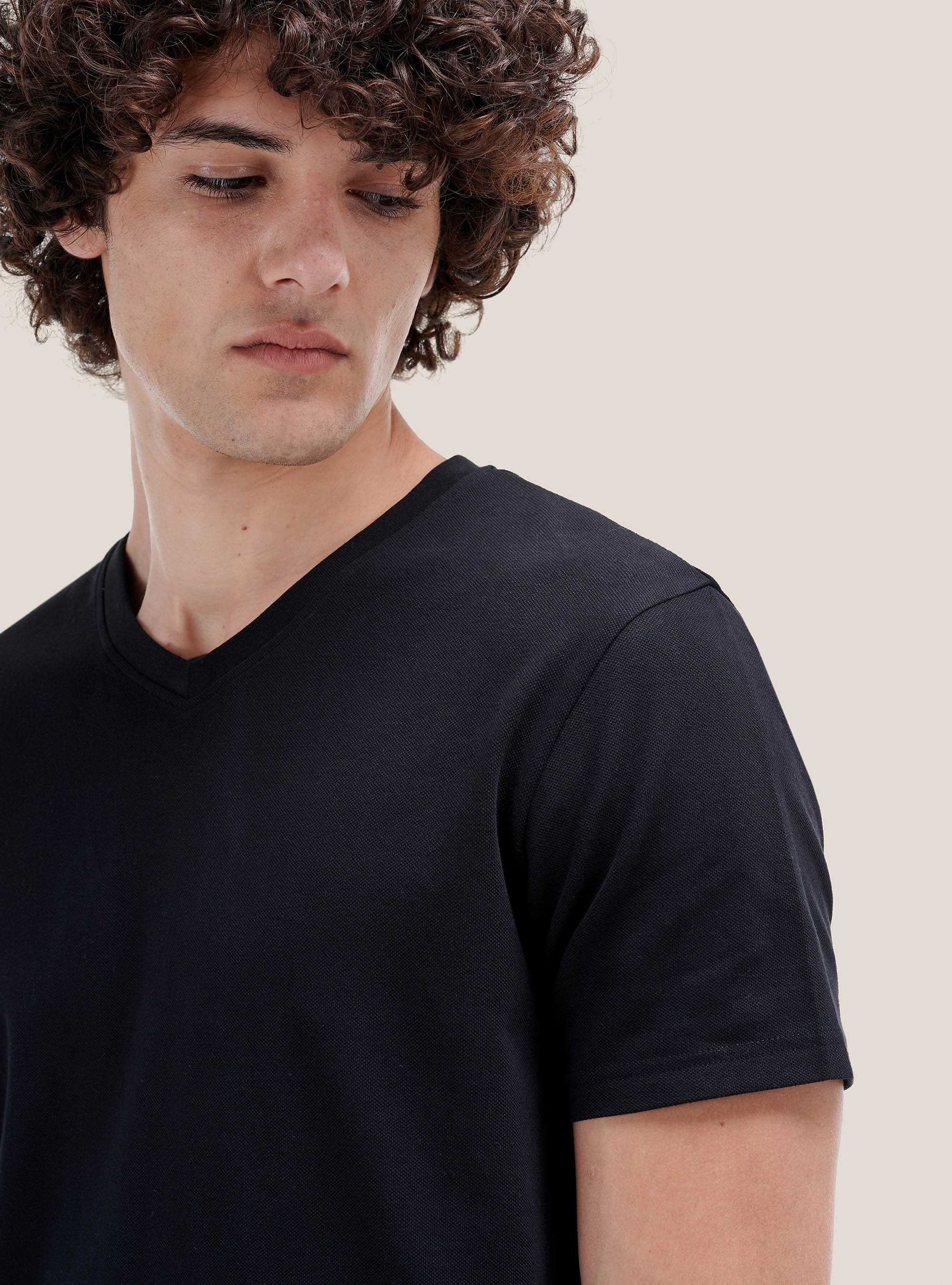 Camiseta basica con cuello pico, NEGRO