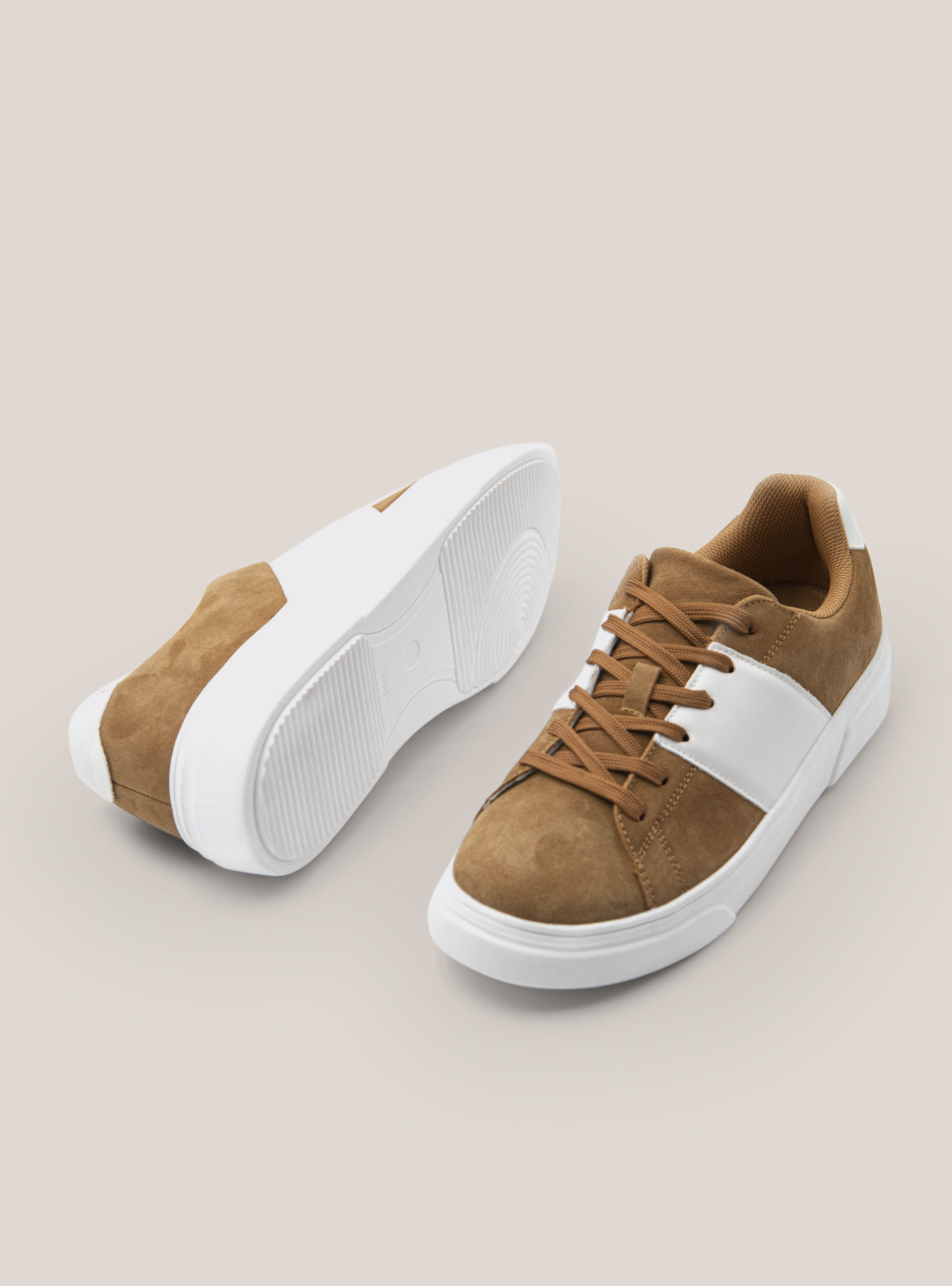 Sneakers in vera pelle scamosciata con bande laterali, C5511 TOBACCO