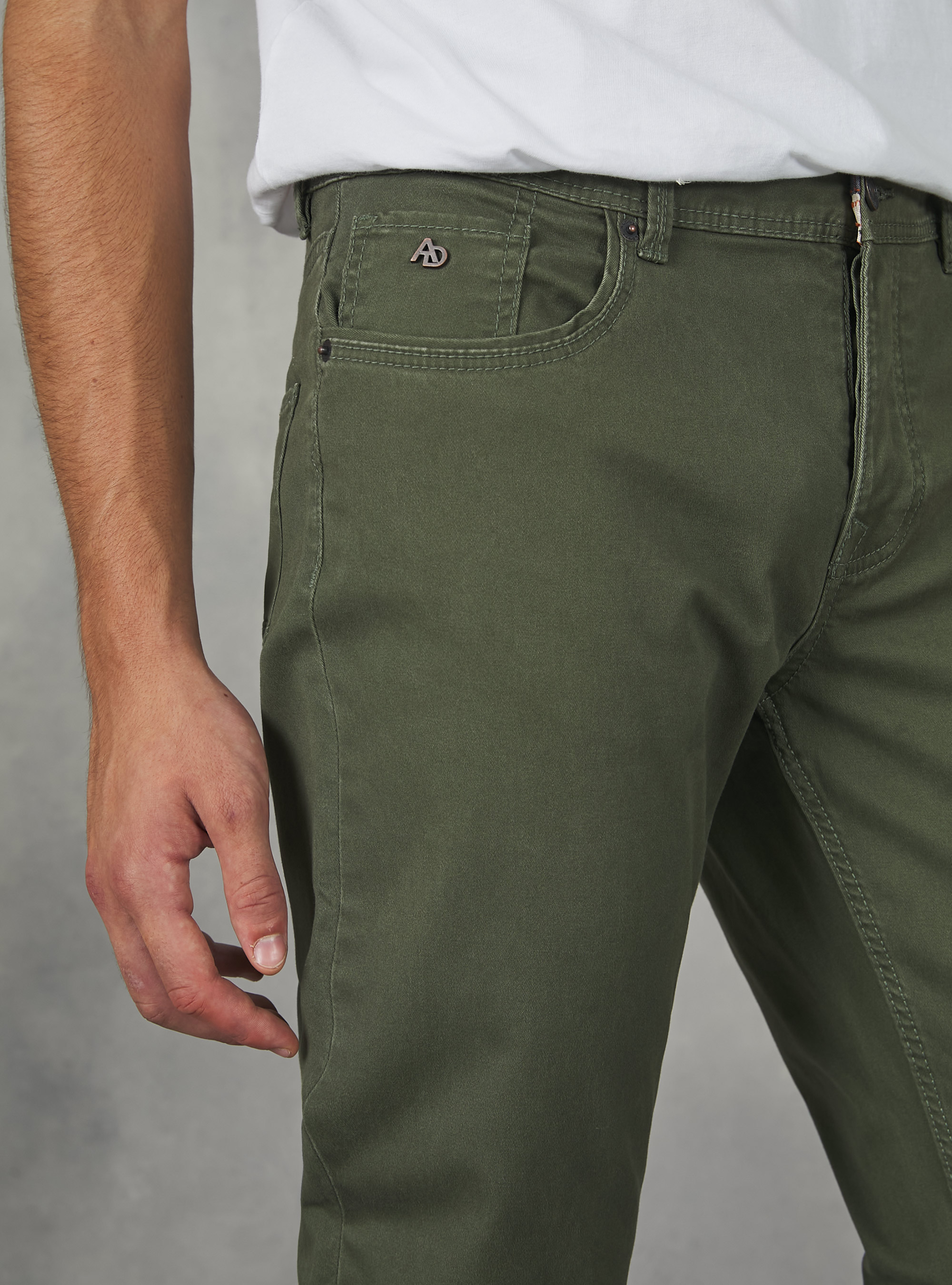 Pantalones ajustados de algod&oacute;n, KY2 KAKY MEDIUM