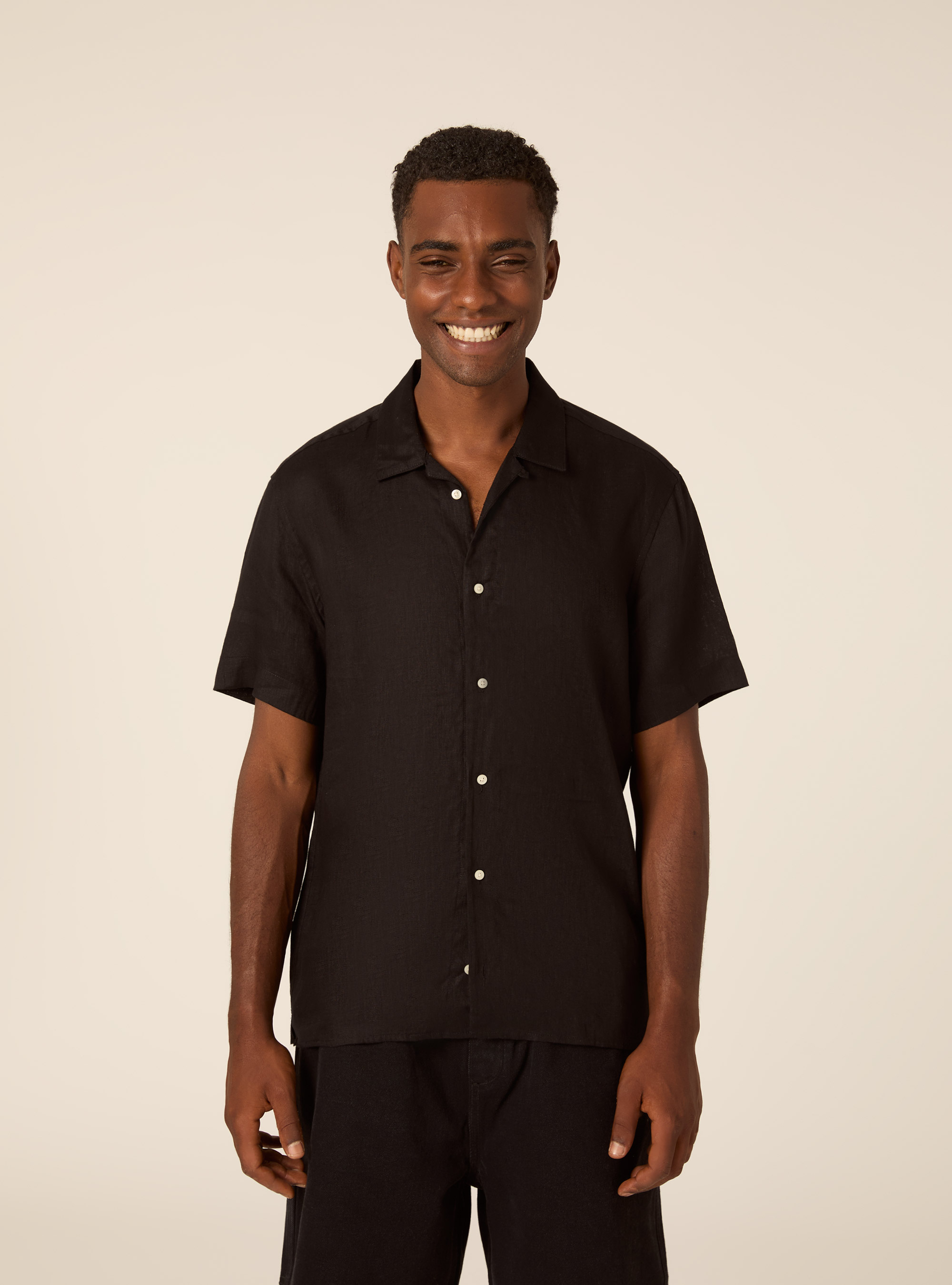 Camicia mezza manica in 100%lino collo bowling, BK1 BLACK