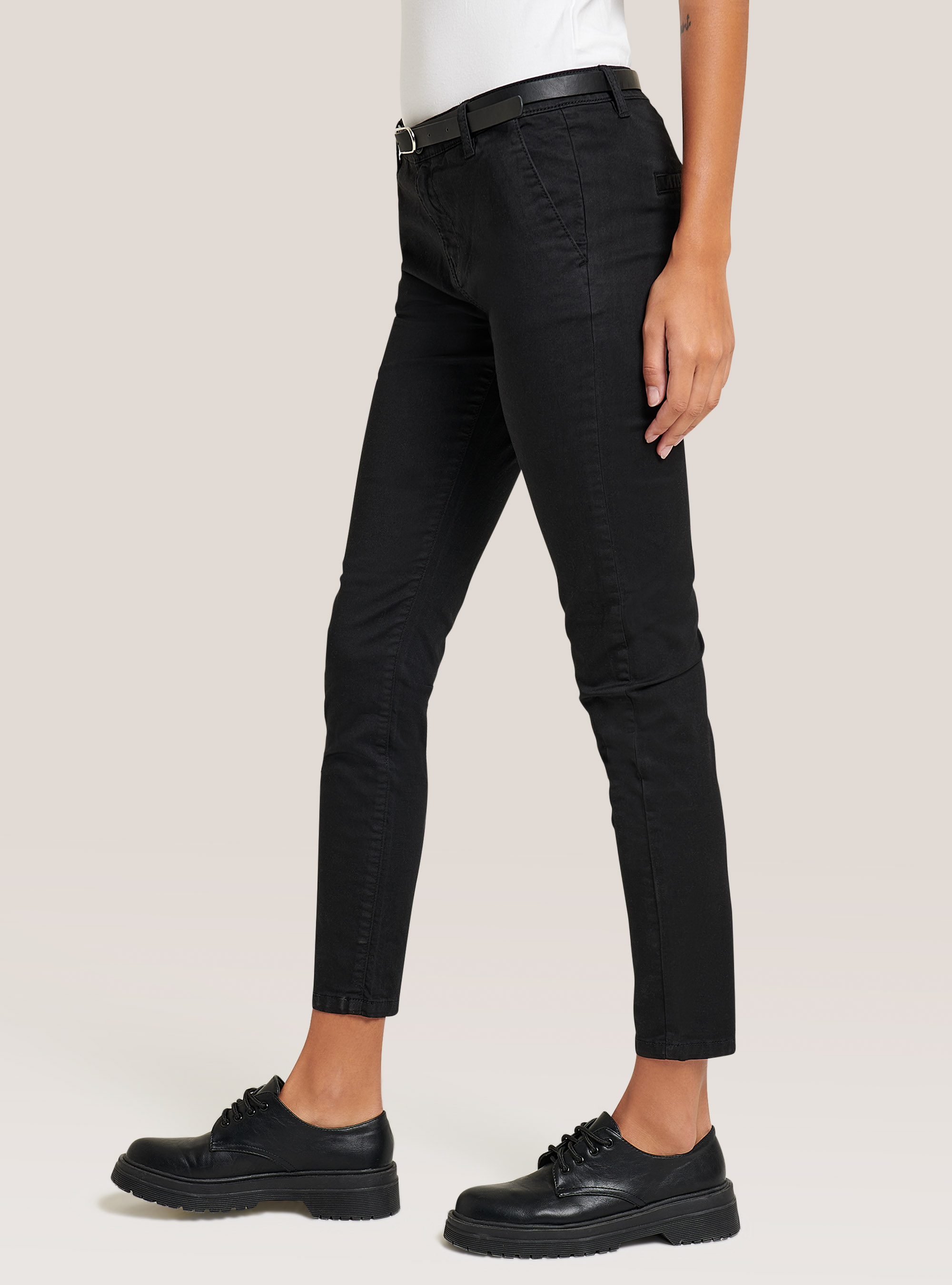 Einfache Chinohose aus Stretch-Satin mit Träger, C101 BLACK