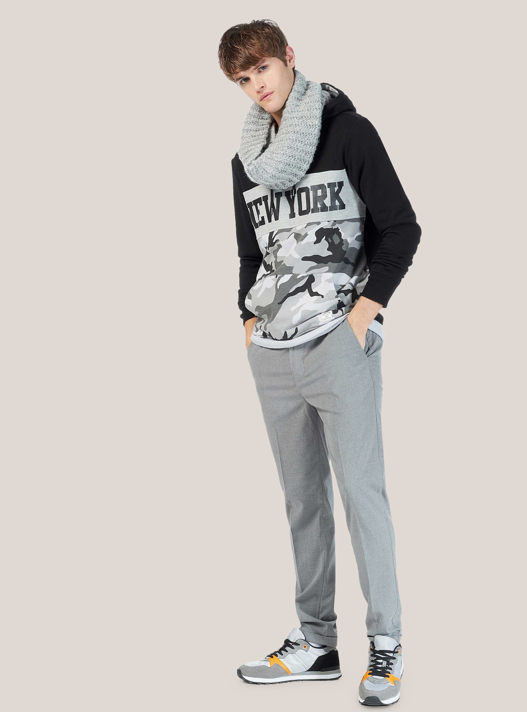 SUDADERA CON ESTAMPADO DE CAMUFLAJE, NEGRO