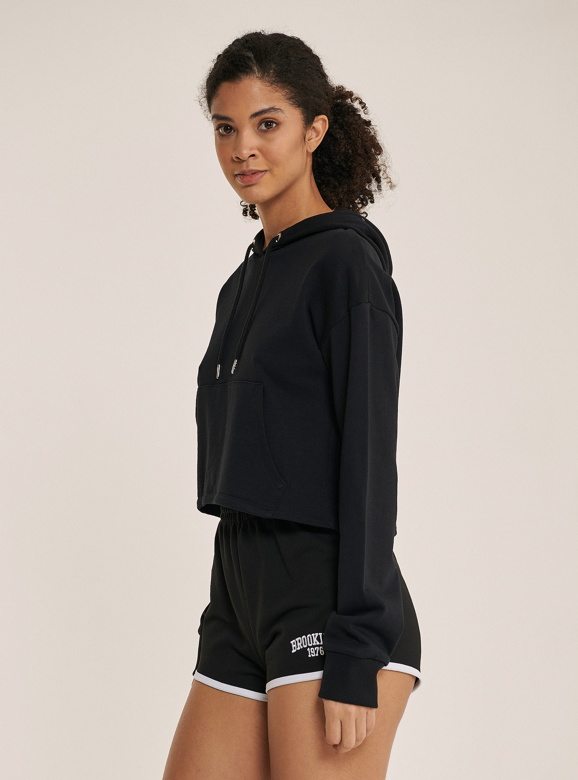 Sudadera crop con capucha de algodón, NEGRO