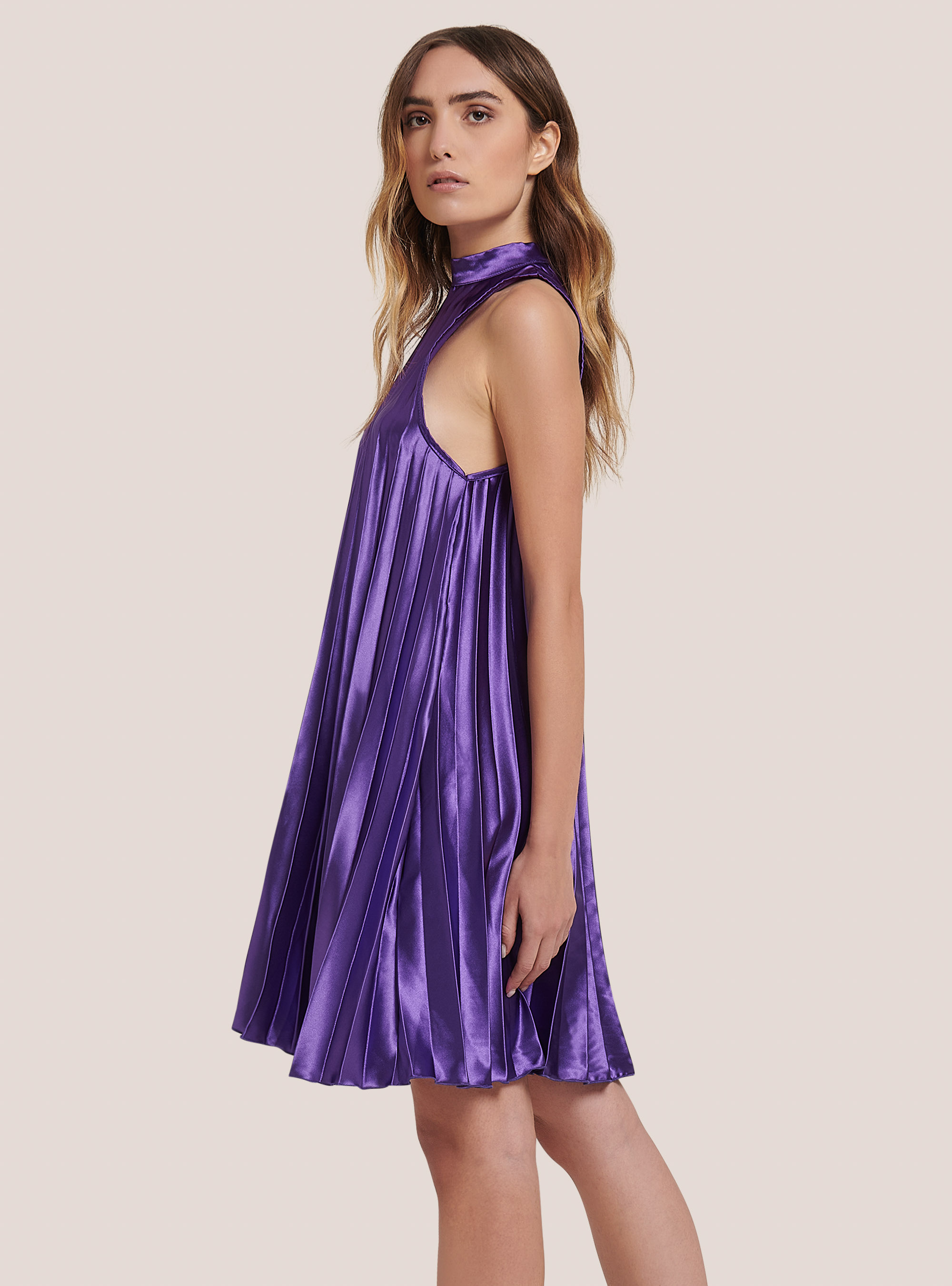 Plissiertes Satinkleid mit Neckholderausschnitt, C4453 PURPLE
