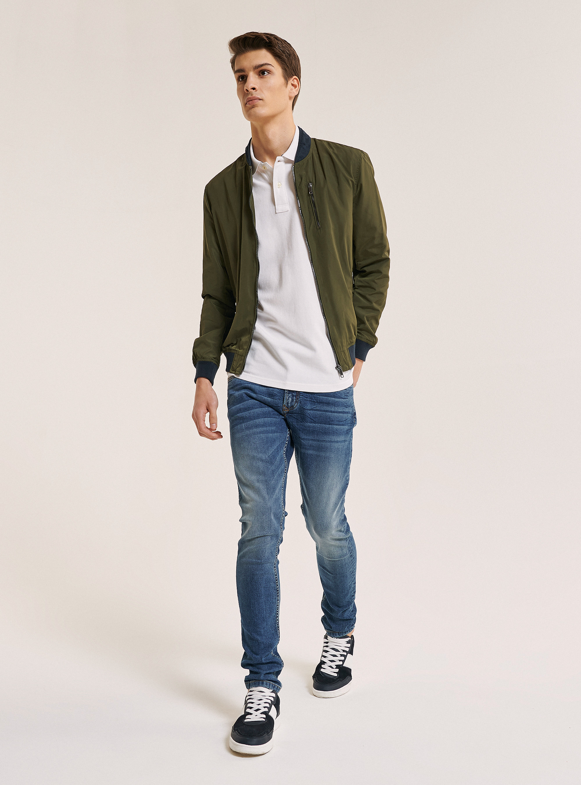 Einfarbige Jacke mit Zip, C6573 KAKY