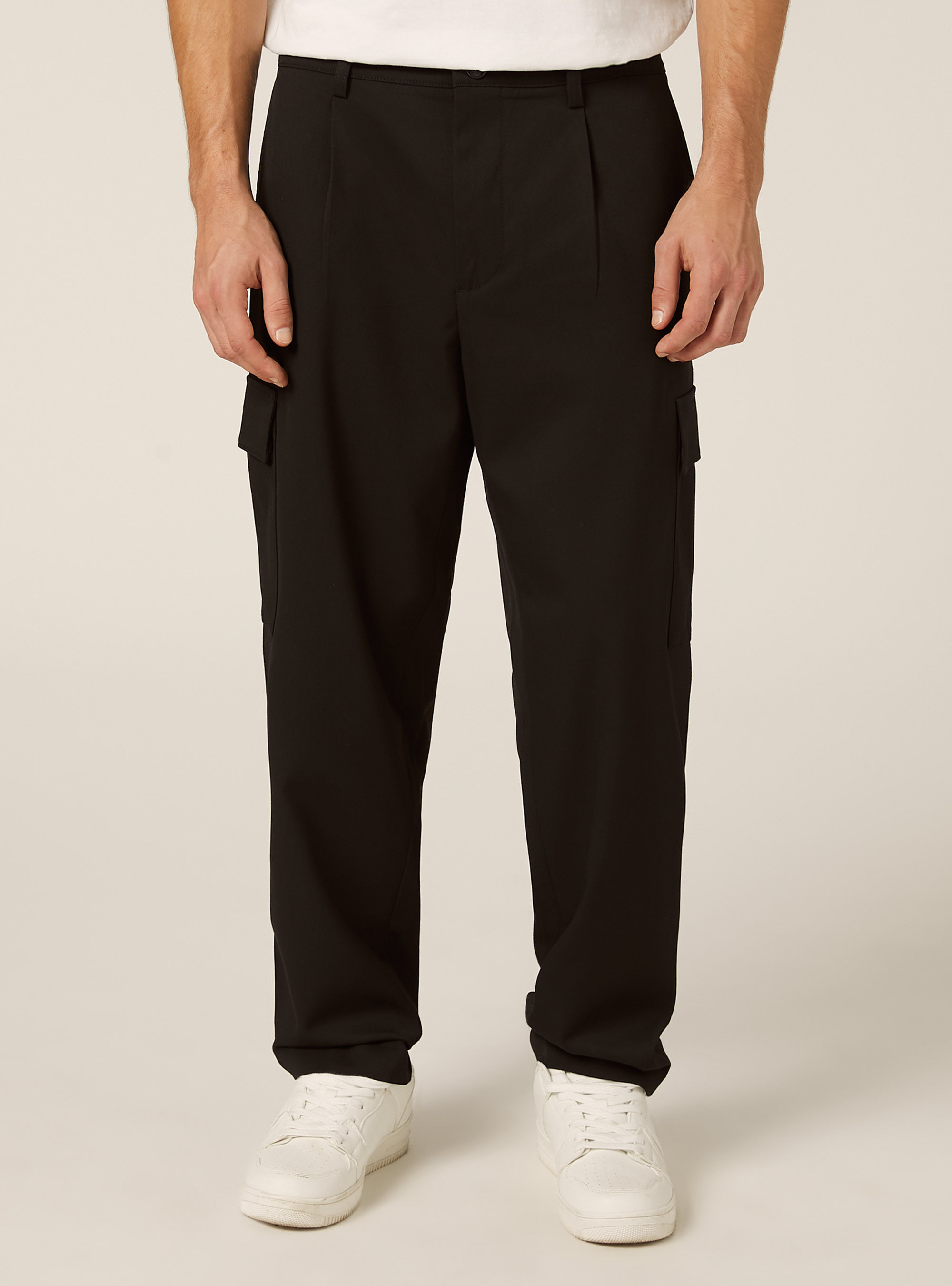 Pantaloni con tasconi e una pince, BK1 BLACK