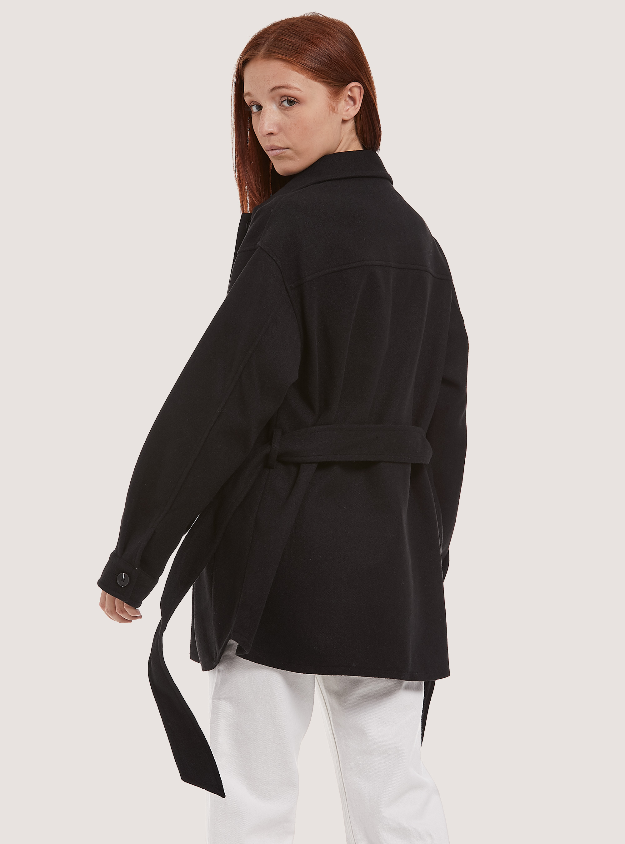 Chaqueta camisera oversize de tacto suave con cinturón, NEGRO