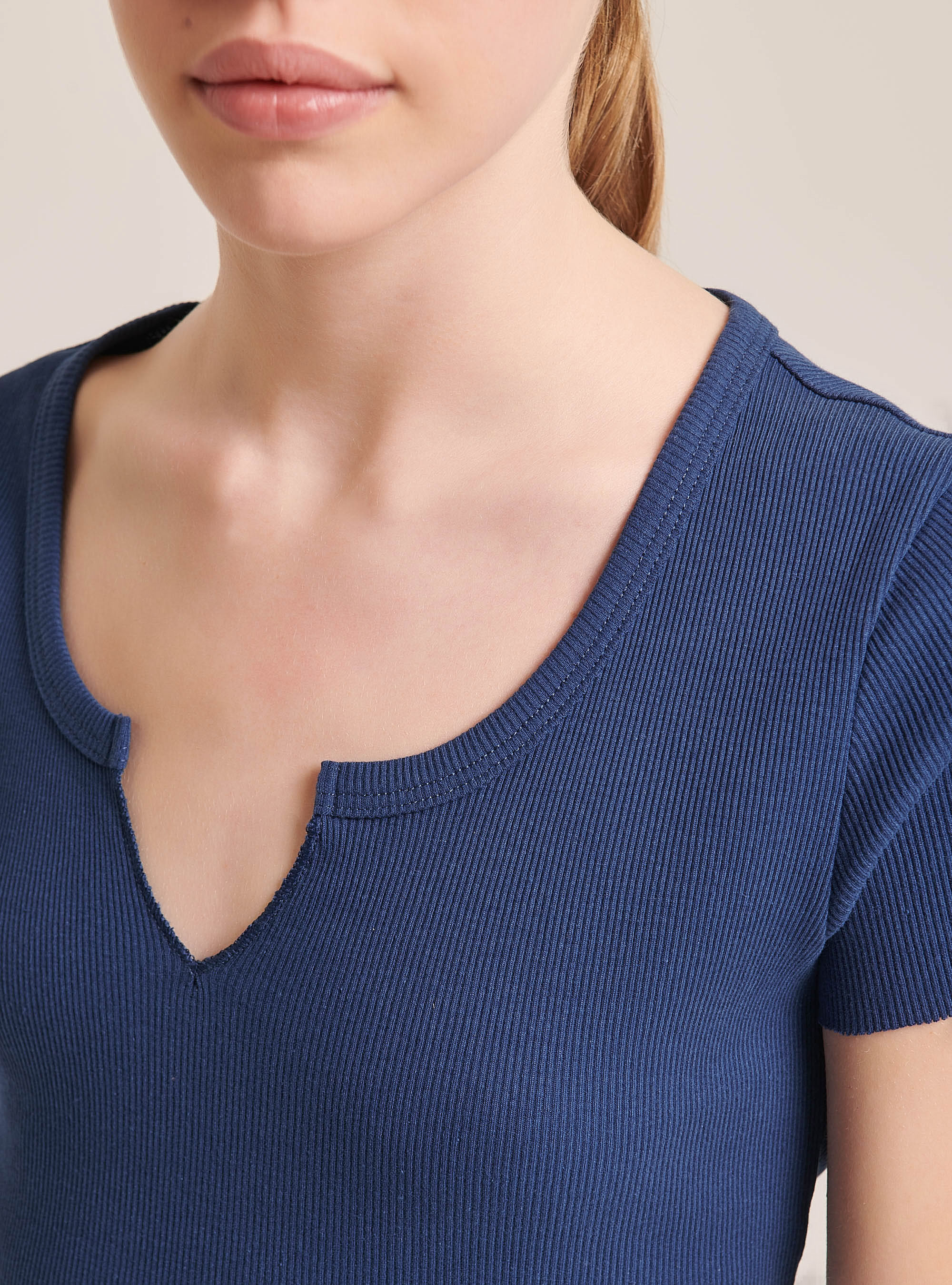 Maglietta cropped a costine con scollo a v taglio vivo, C192 BLUE