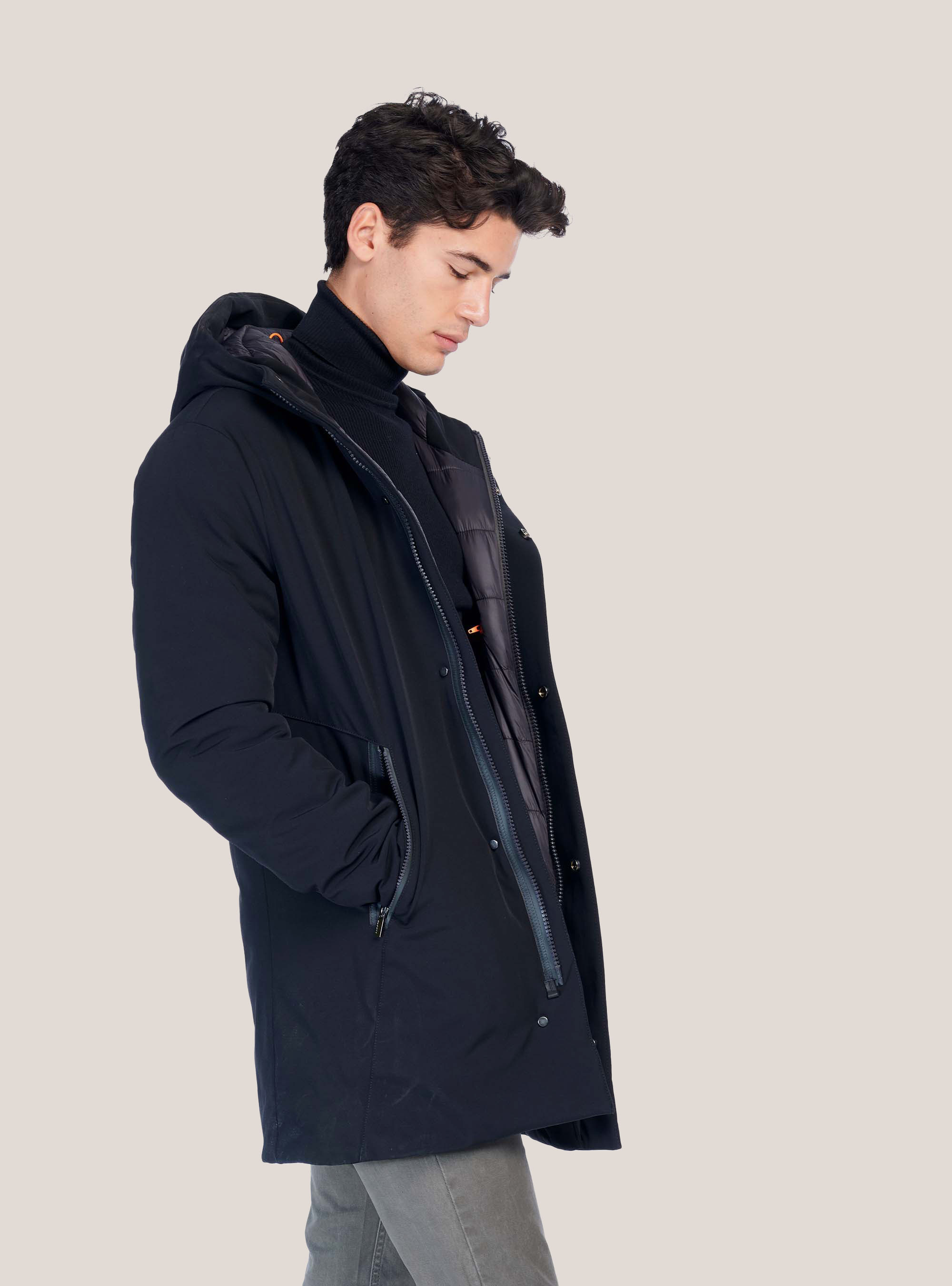 Giubbotto in tessuto tecnico con cappuccio, BLACK