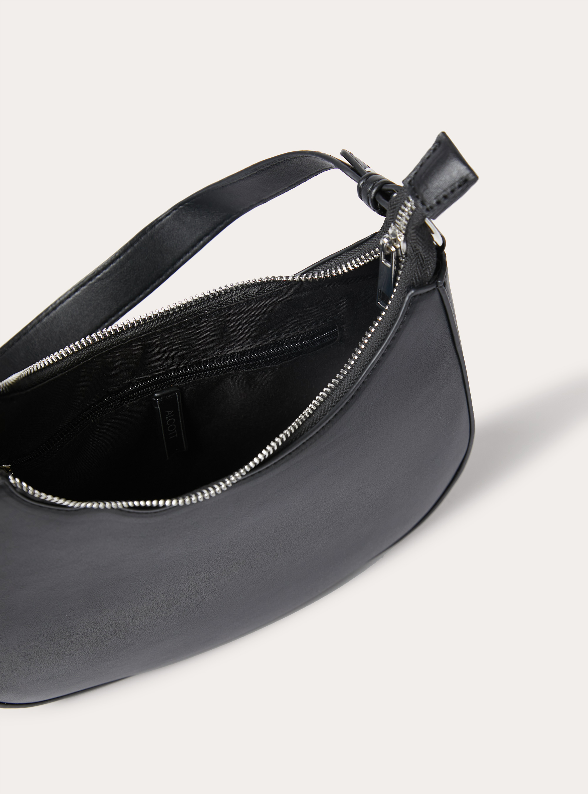 Borsa a spalla a mezzaluna con catena, NERO
