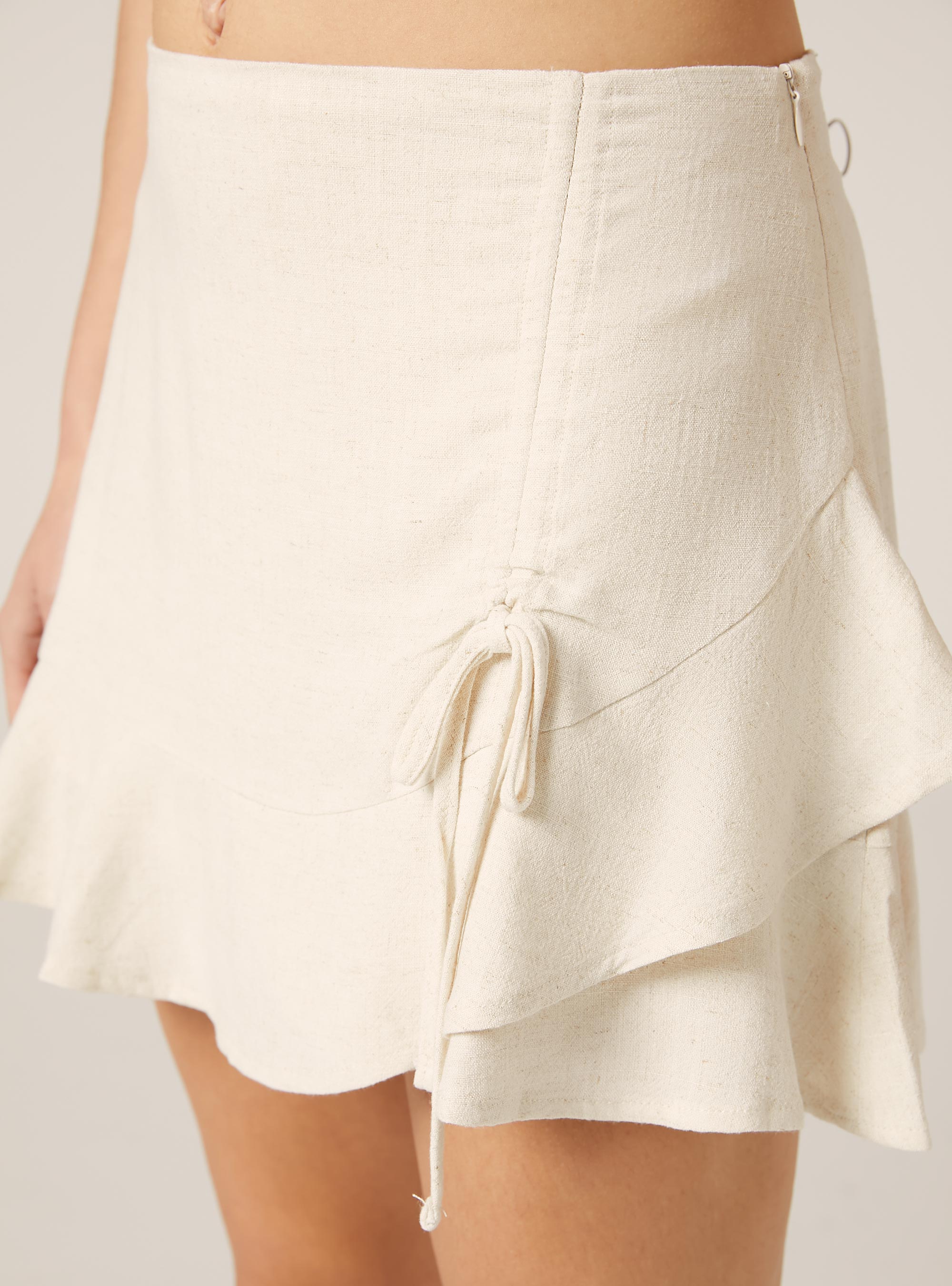 Minifalda de mezcla de lino con volante, MBG3 BEIGE MEL LIGHT