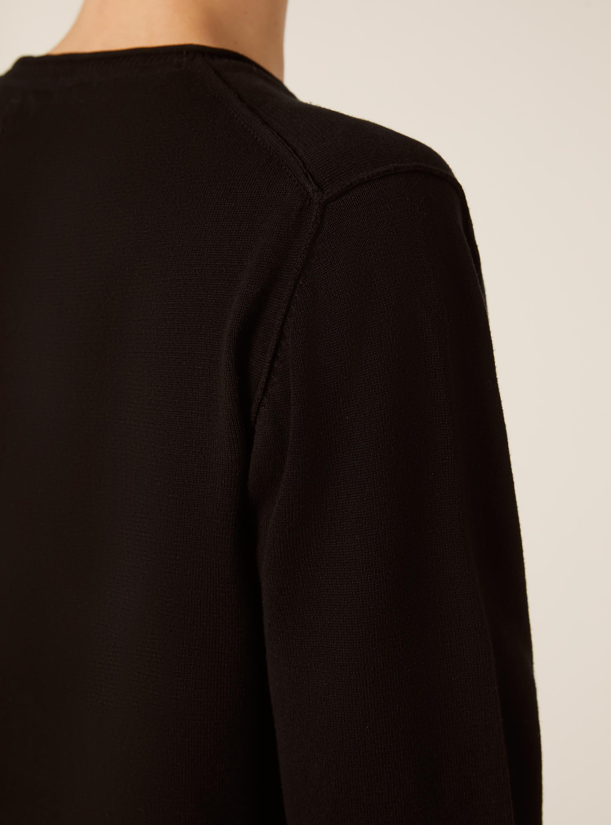 Raw cut pullover with roll neck, BK1 BLACK