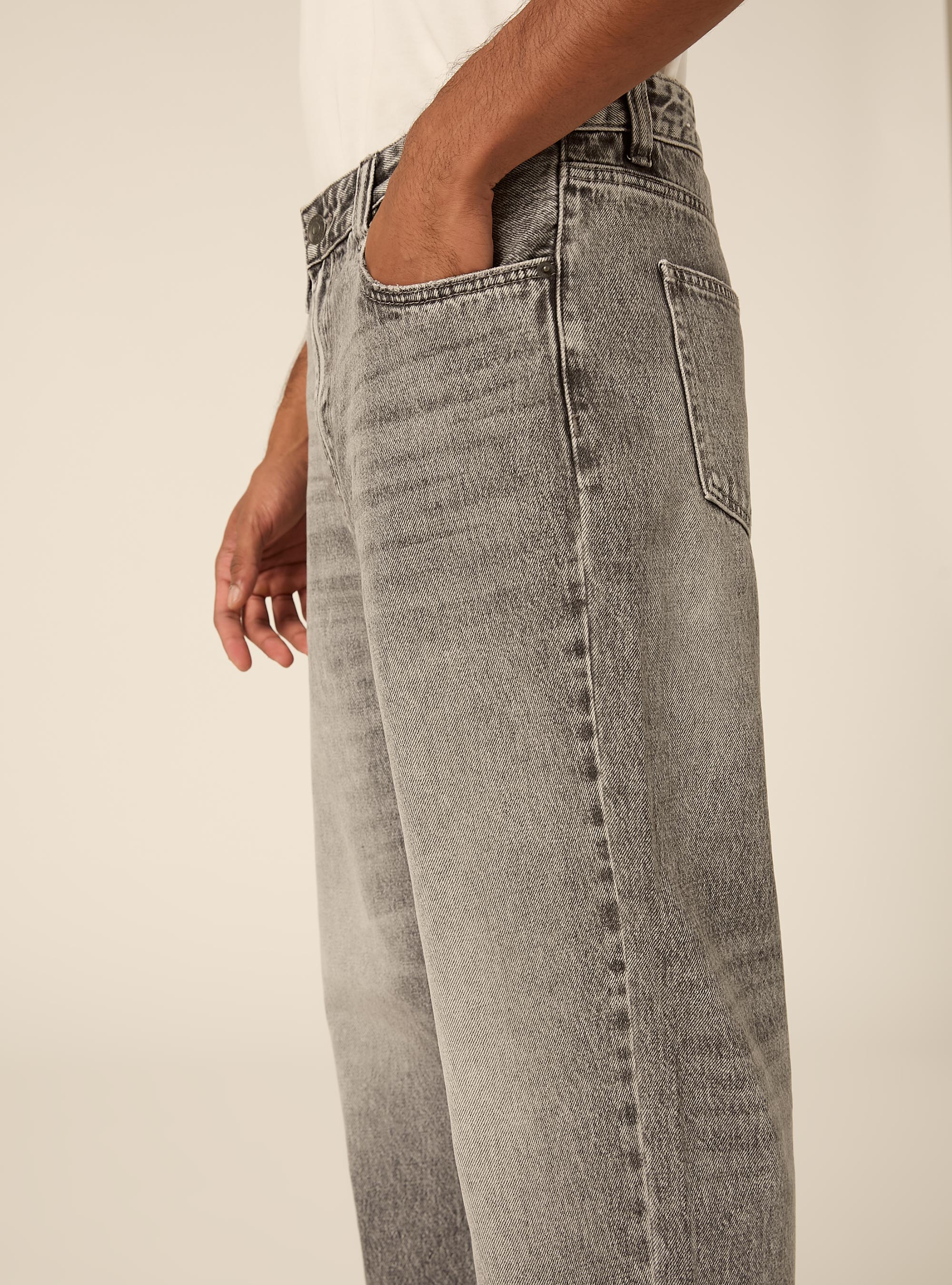 Pantalone in denim tapered fit, D00G GREY