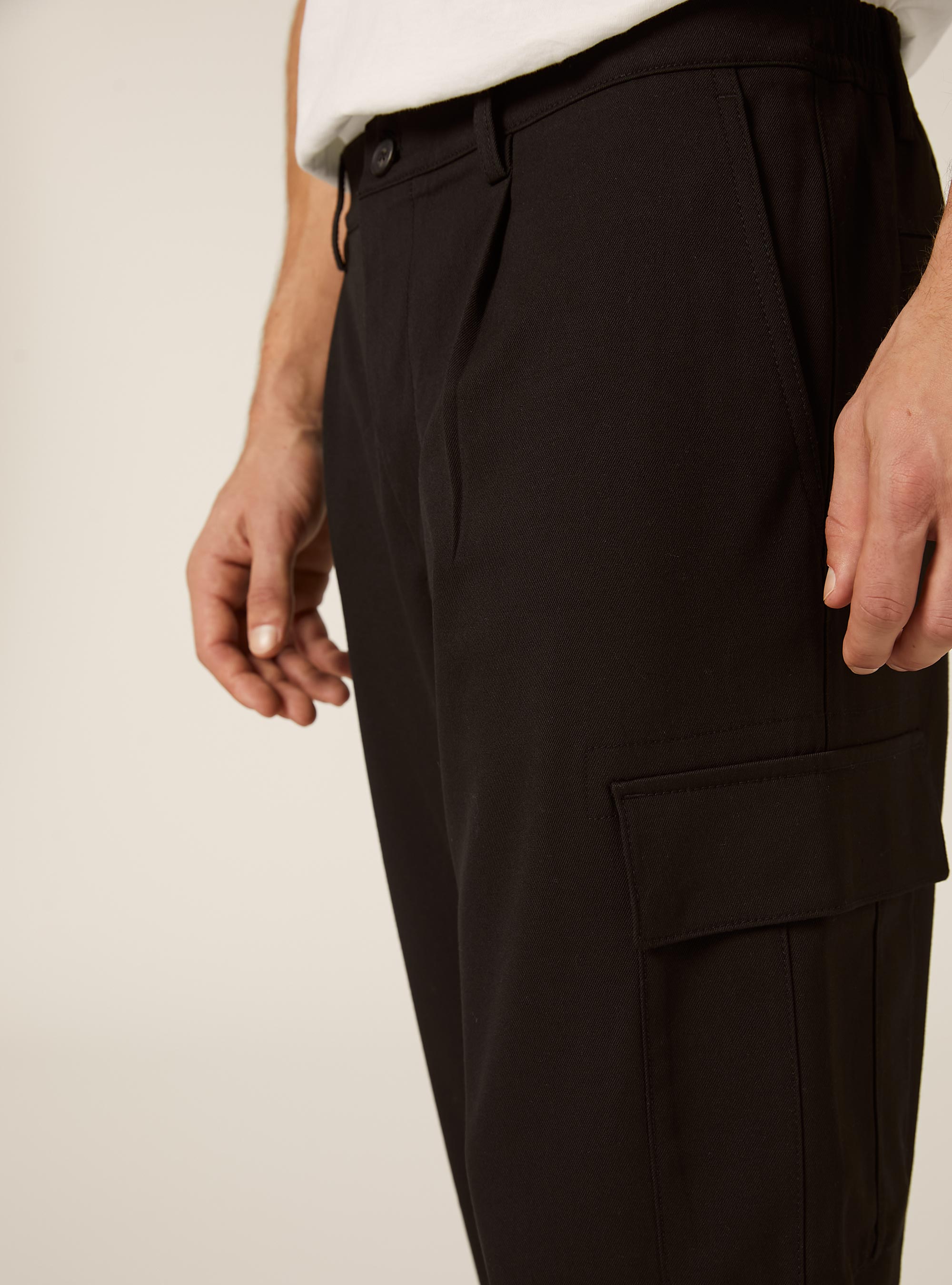 Pantaloni con tasconi e una pince, BK1 BLACK