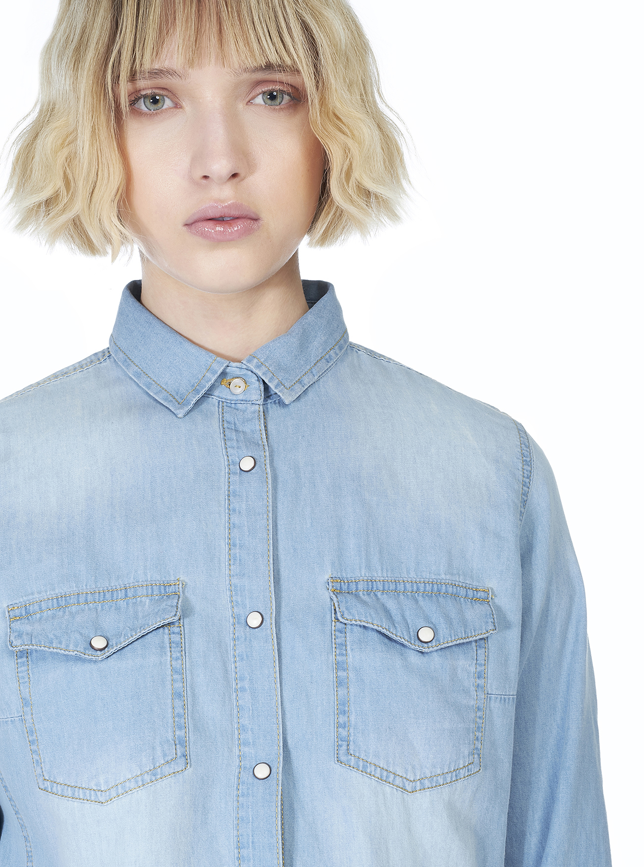 Camicia di jeans slim fit con tasche frontali, AZZURRO