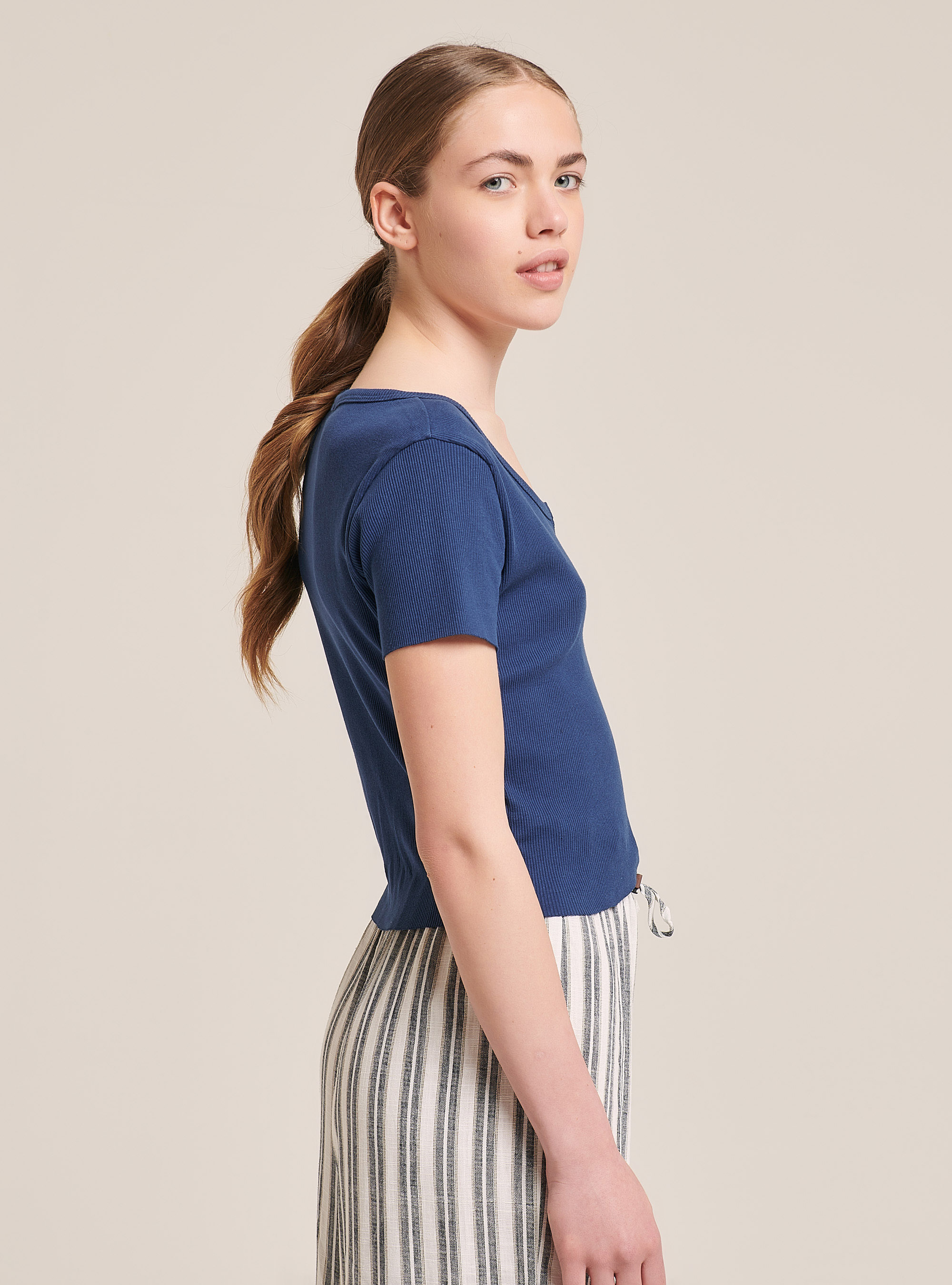 Maglietta cropped a costine con scollo a v taglio vivo, C192 BLUE