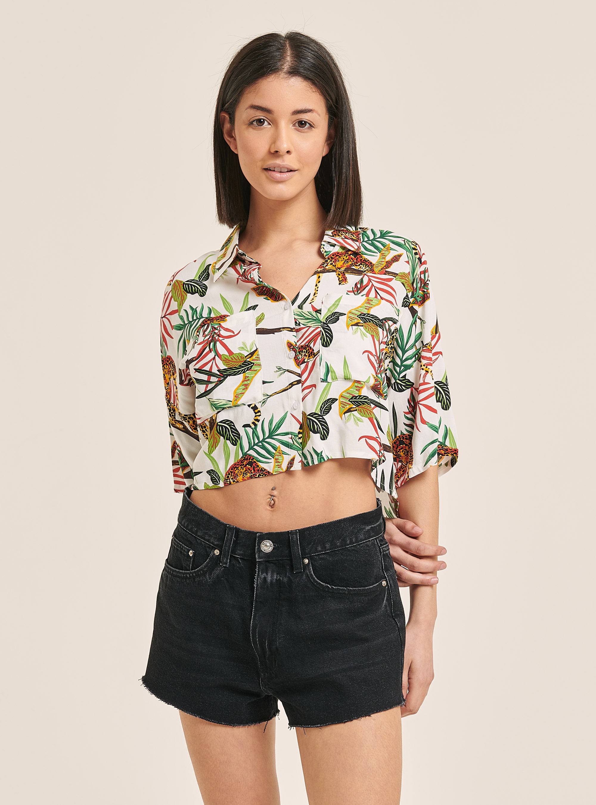 OUTX.O☆IU着用☆Patty crop tee Lea Tie-Front Crop Top - Black | O'Neill