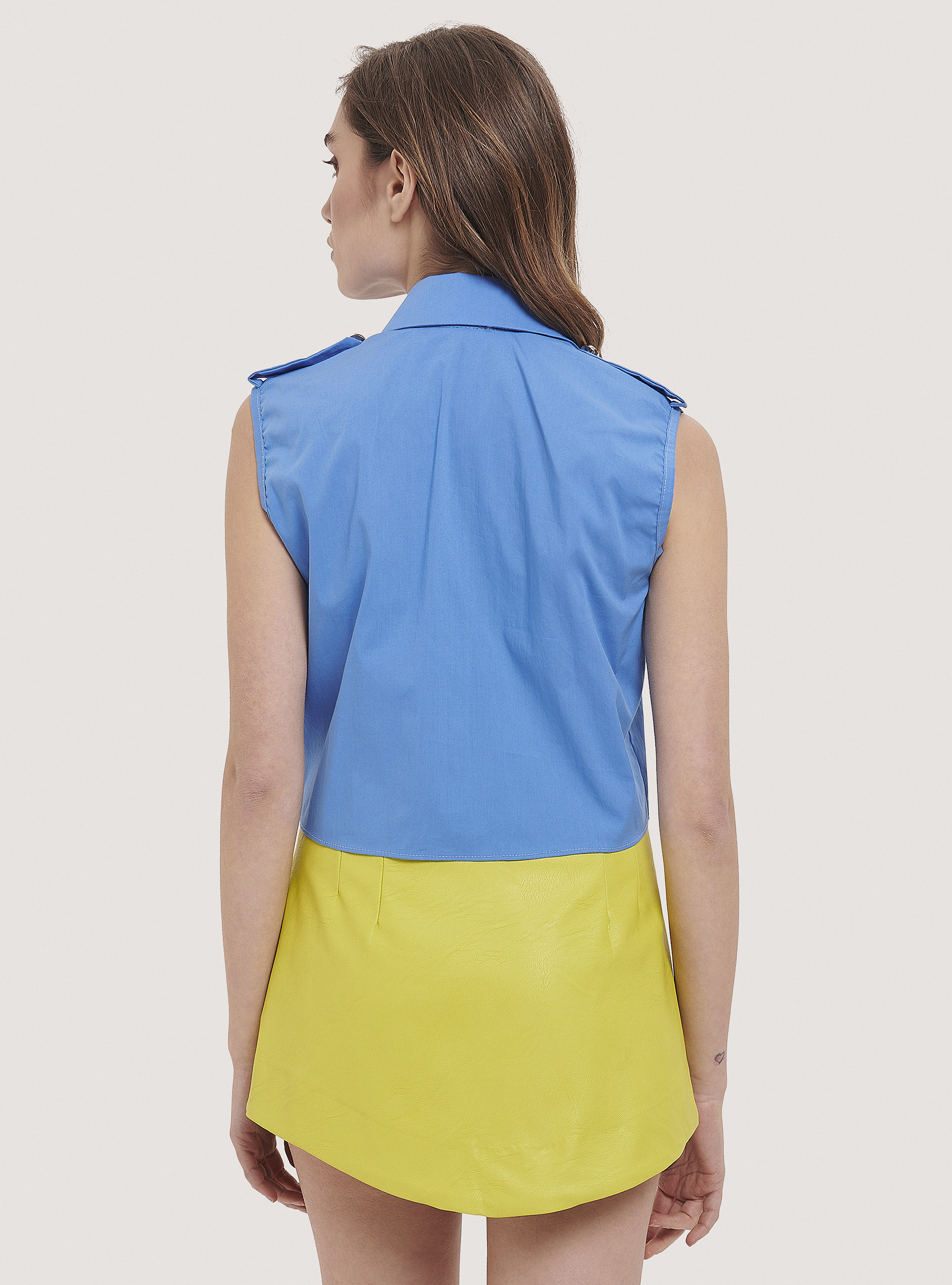 Camicia cropped smanicata con nodo, C0299 AZZURRE