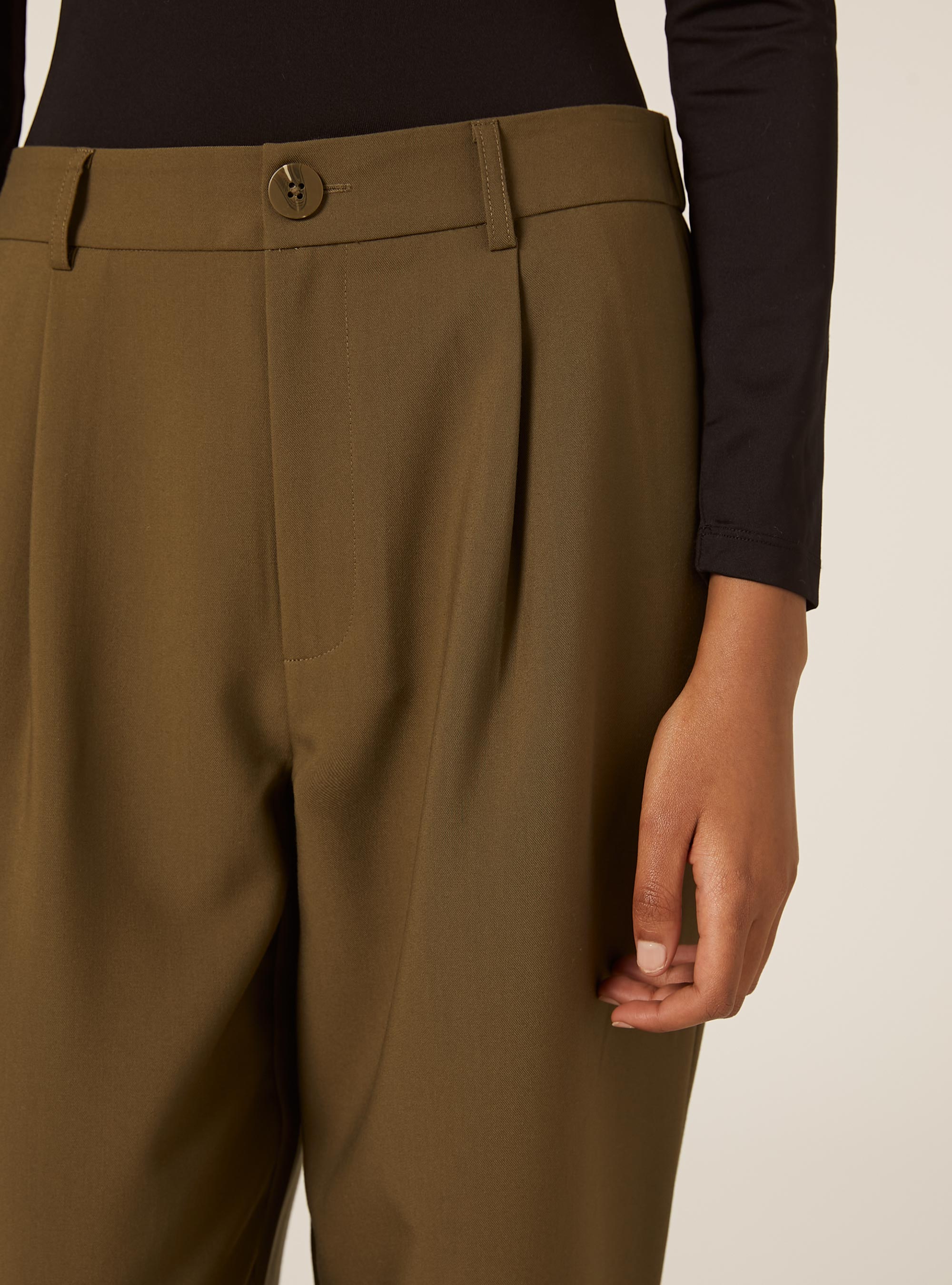 Tailored trousers with pleats, KY2 KAKY MEDIUM