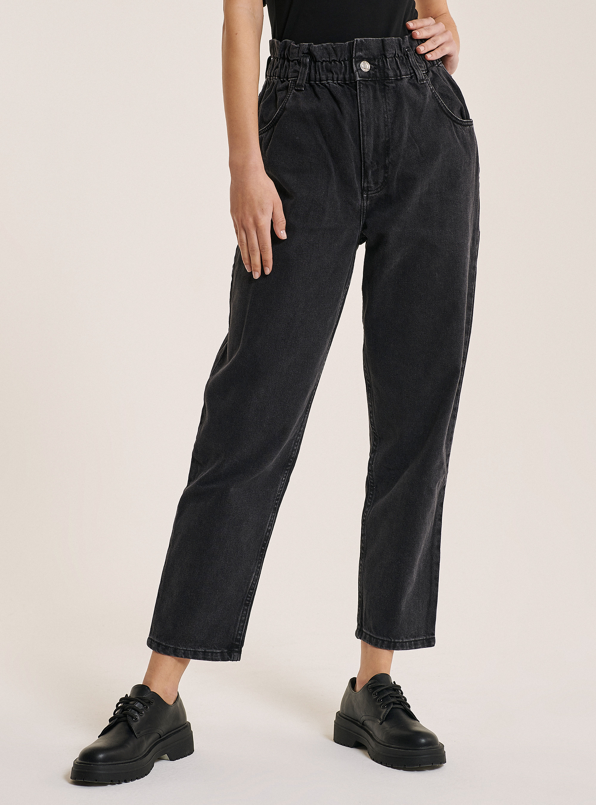 Slouchy fit jeans in organic cotton with elastic waistband, BLACK