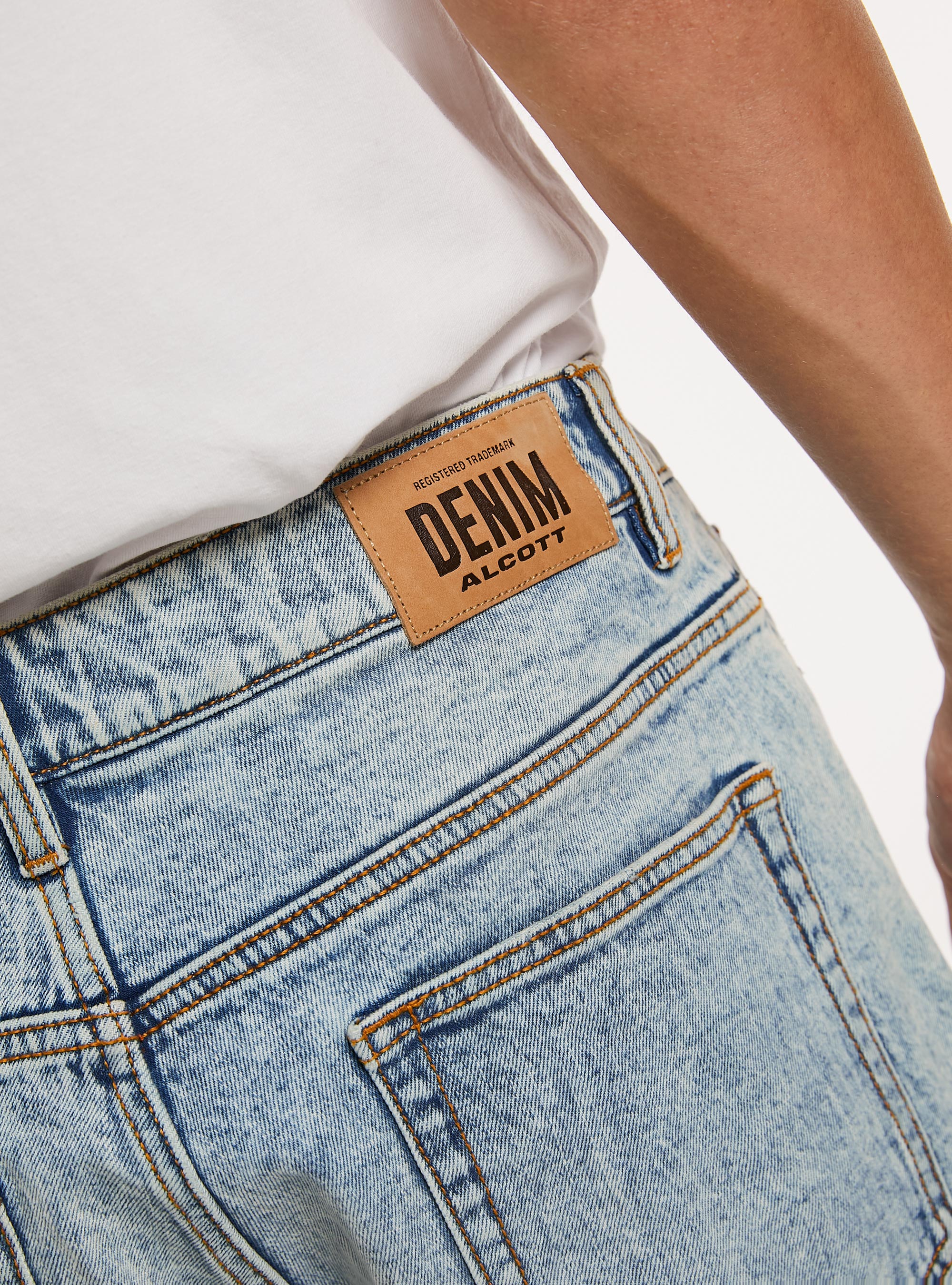 Bermudas slim fit en denim elástico con rotos, D004 MEDIUM LIGHT BLUE