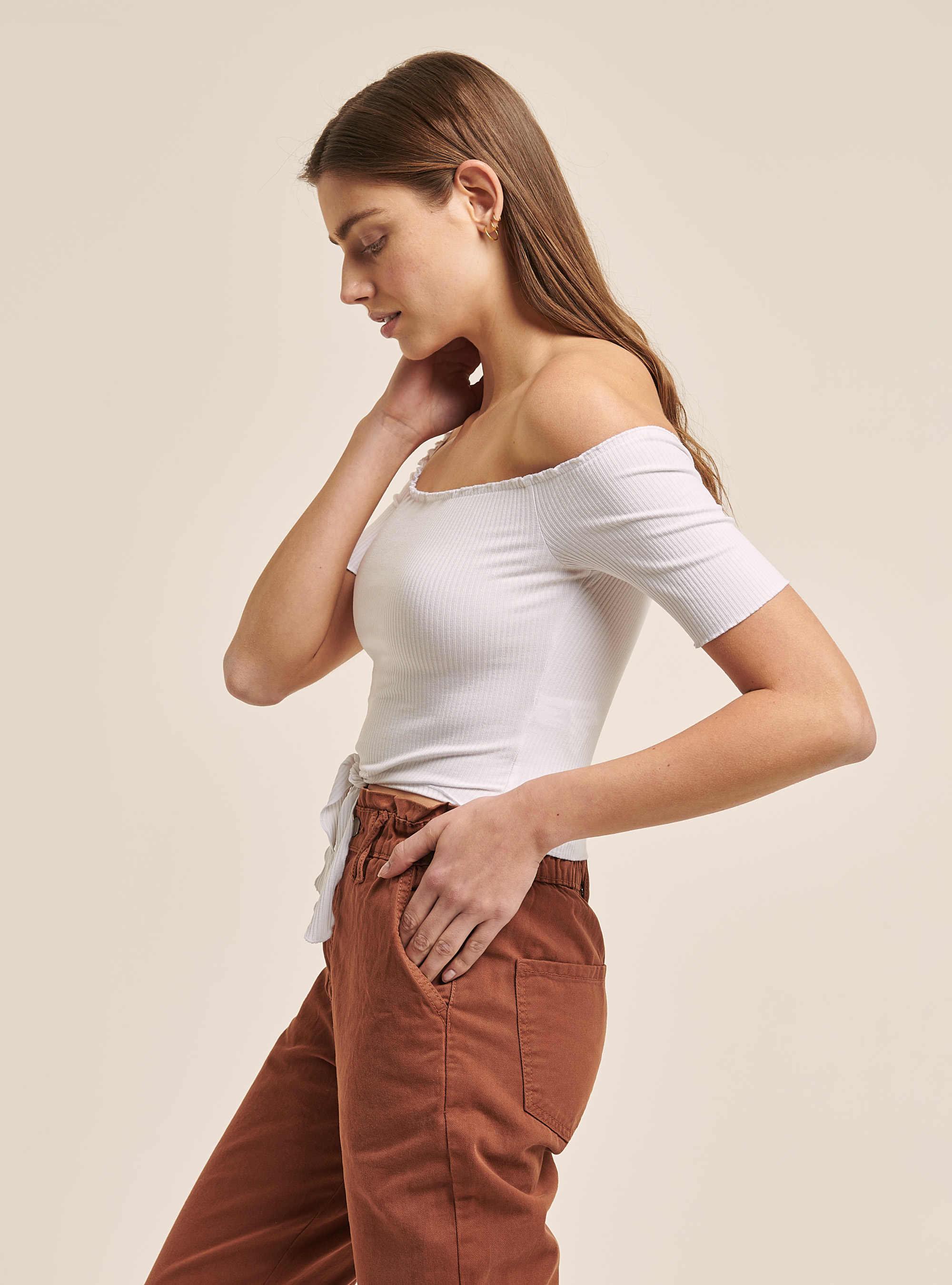 Camiseta con escote Bardot y nudo, BLANCO