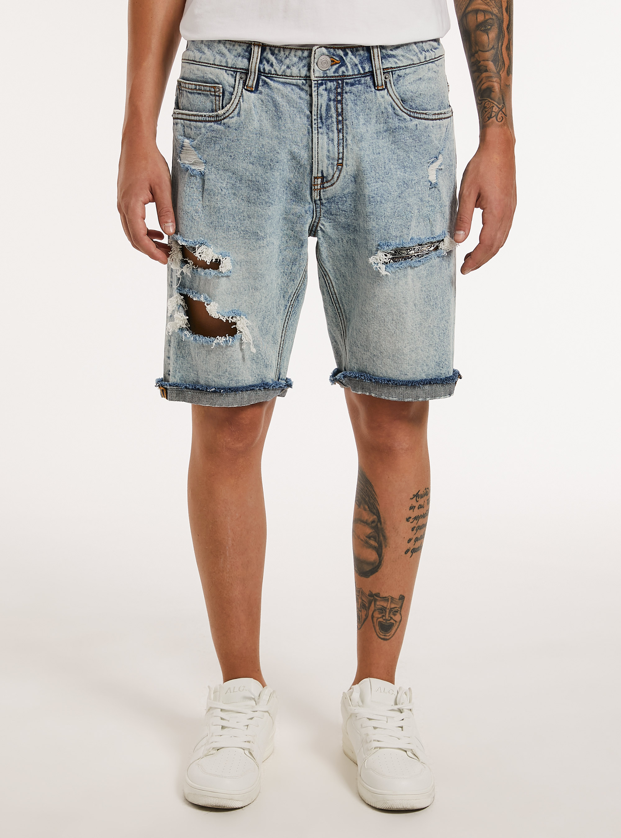 Bermudas slim fit en denim elástico con rotos, D004 MEDIUM LIGHT BLUE