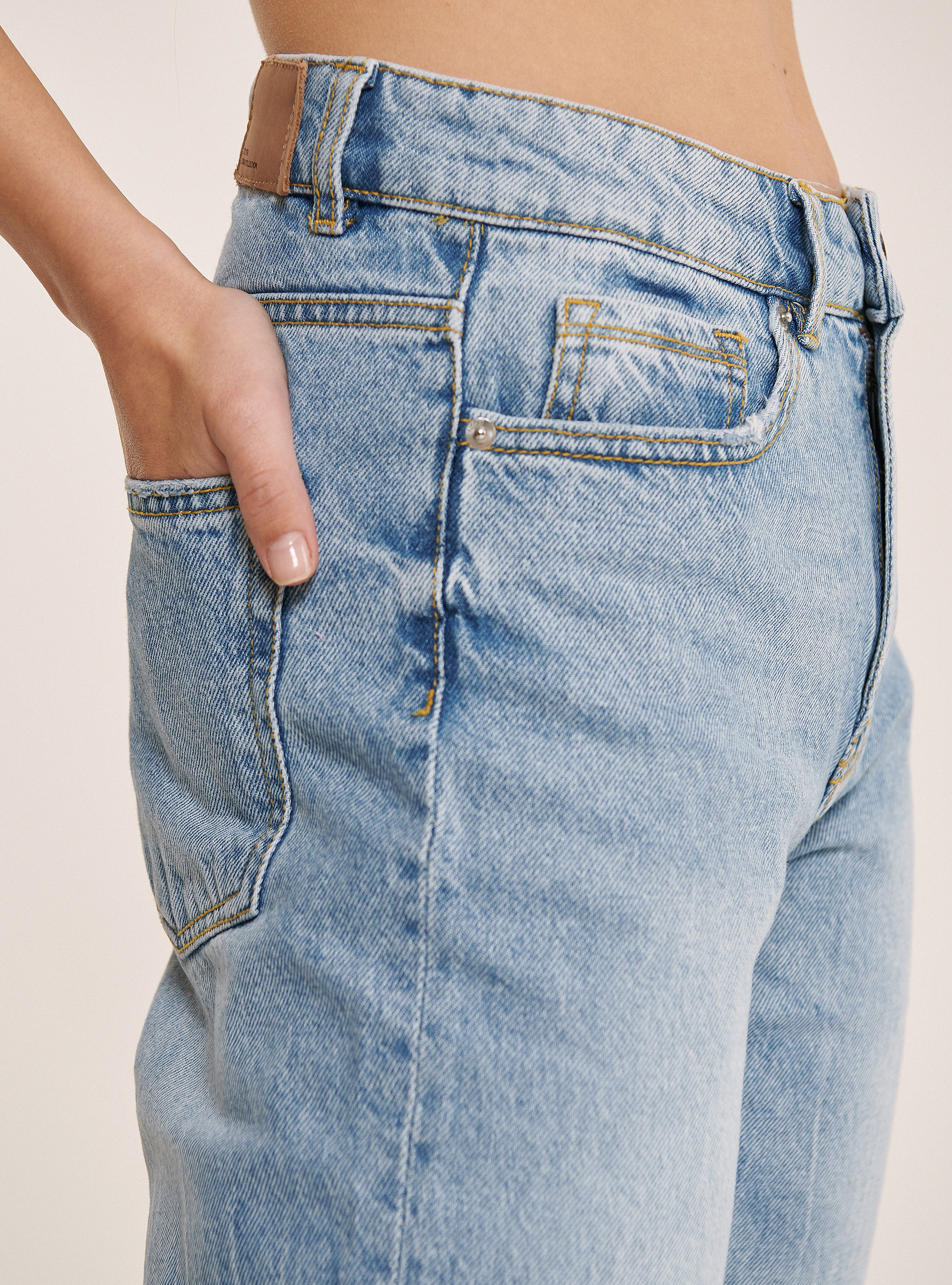 Jean court coupe droite avec d&eacute;chirures, C272 BLUE