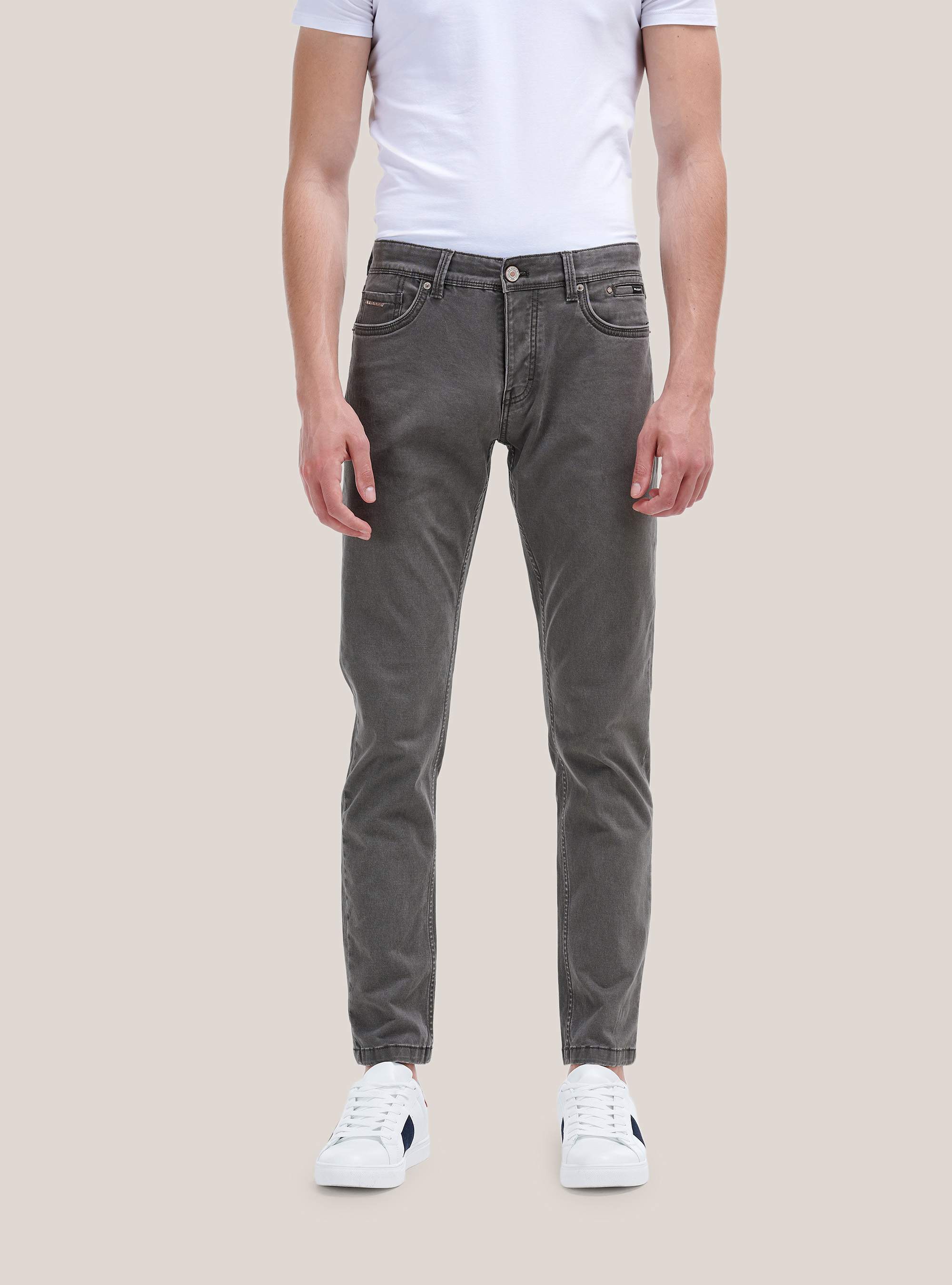 Pantaloni skinny fit in cotone riciclato, MARRONE