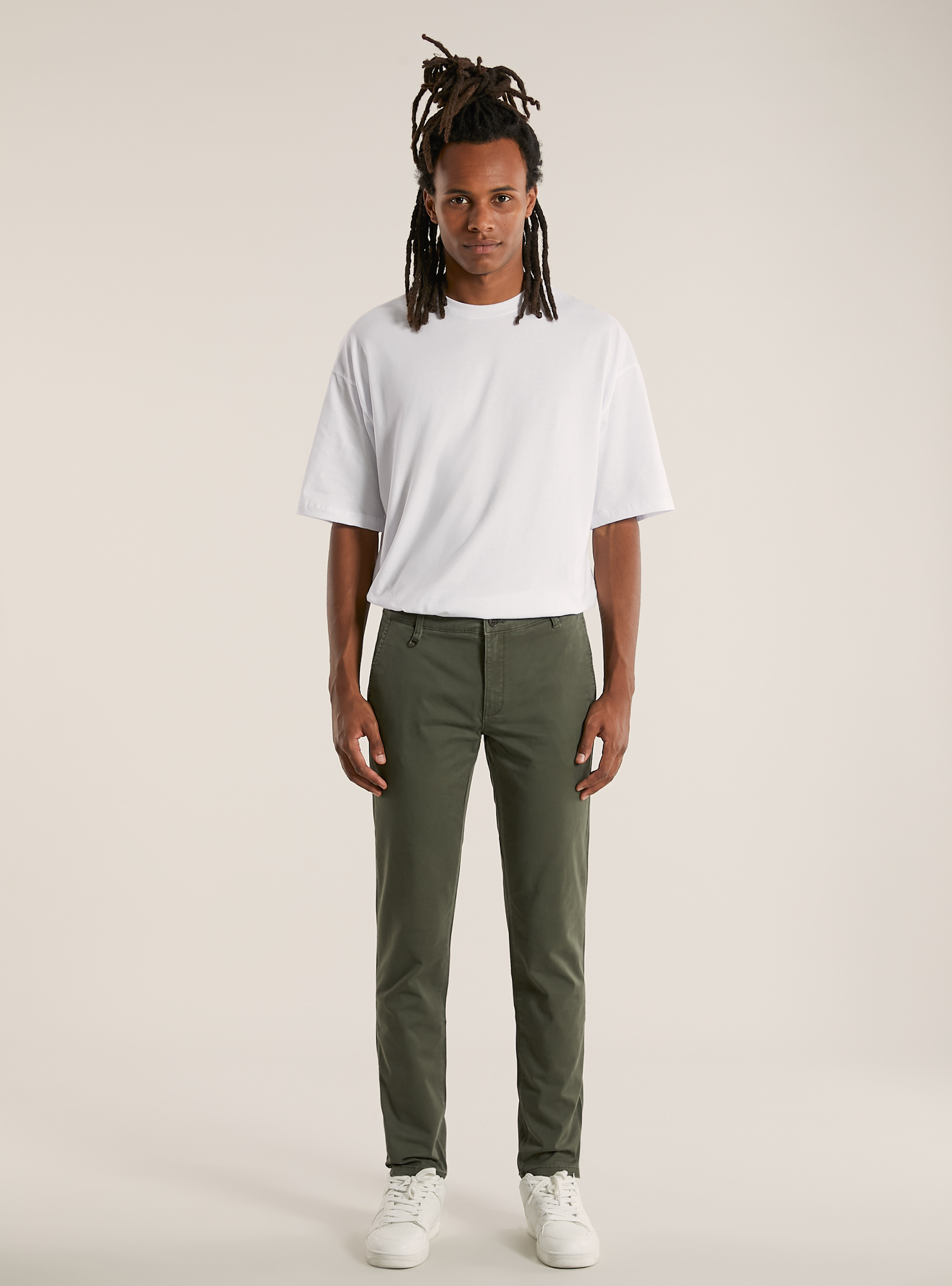 Pantal&oacute;n chino ajustado de sarga el&aacute;stica, KY2 KAKY MEDIUM