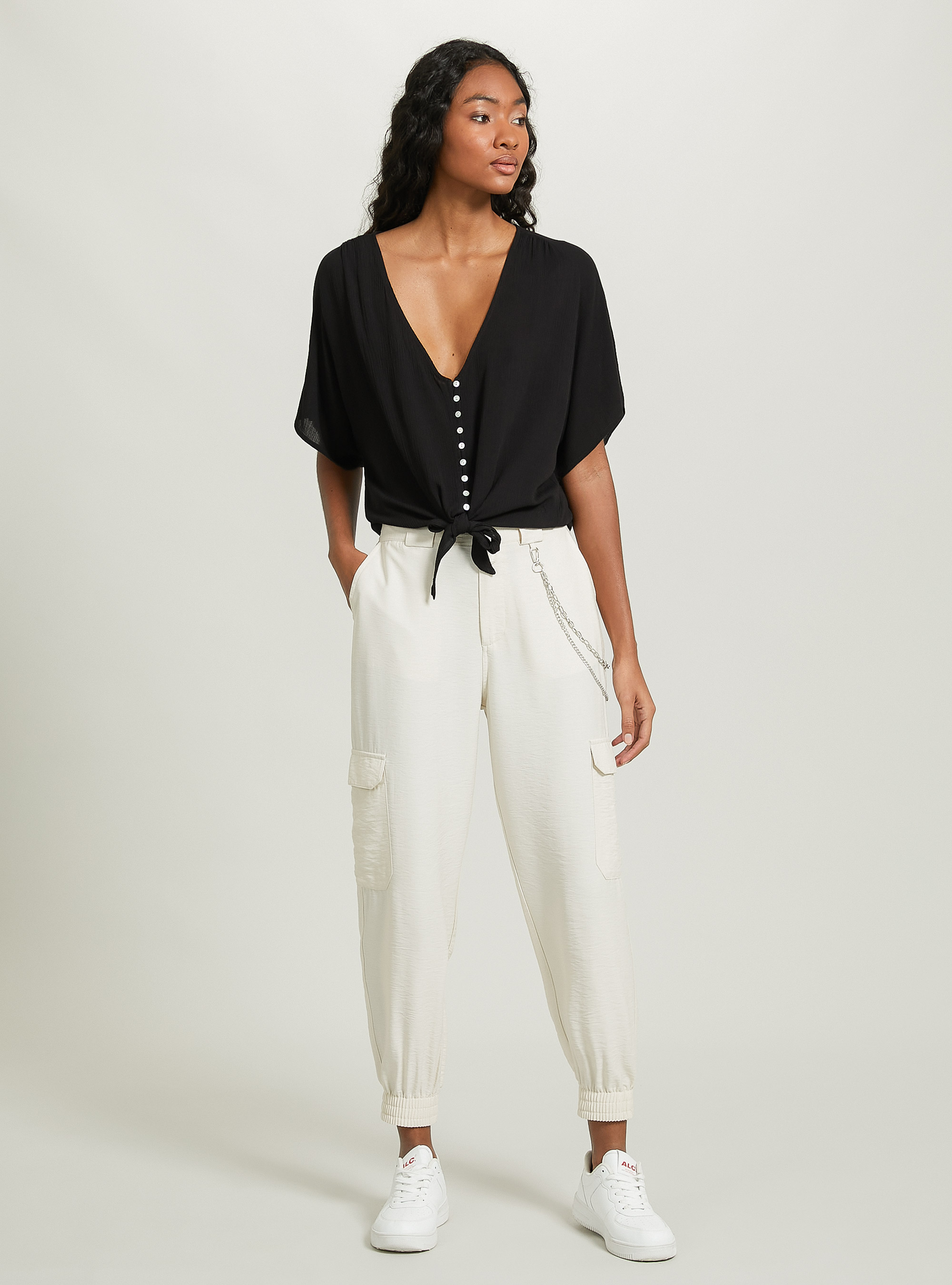 Camisa lisa con cuello de pico y nudo en la cintura, BK1 BLACK