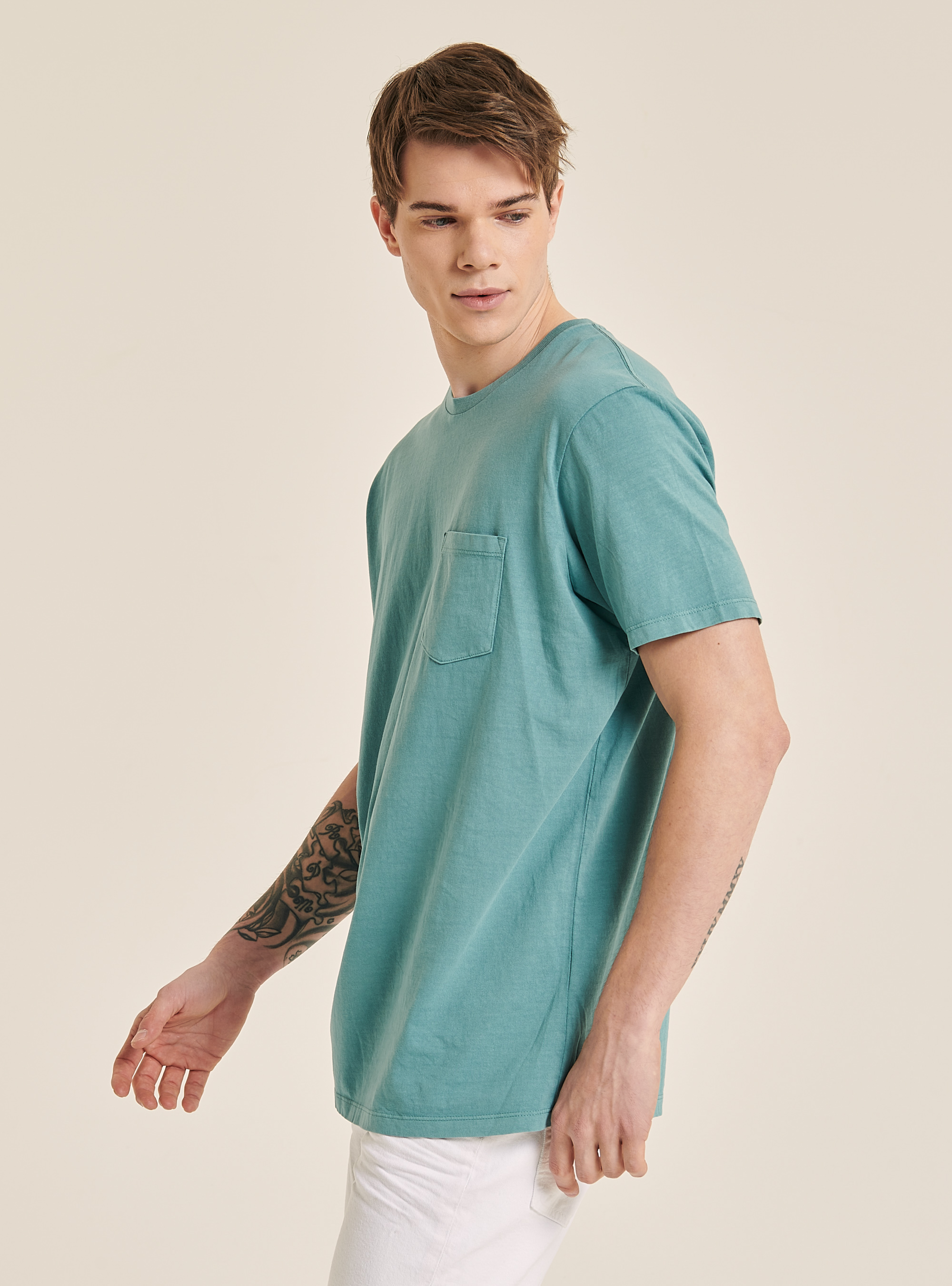 Maglietta girocollo con taschino in cotone, C6595 GREEN.