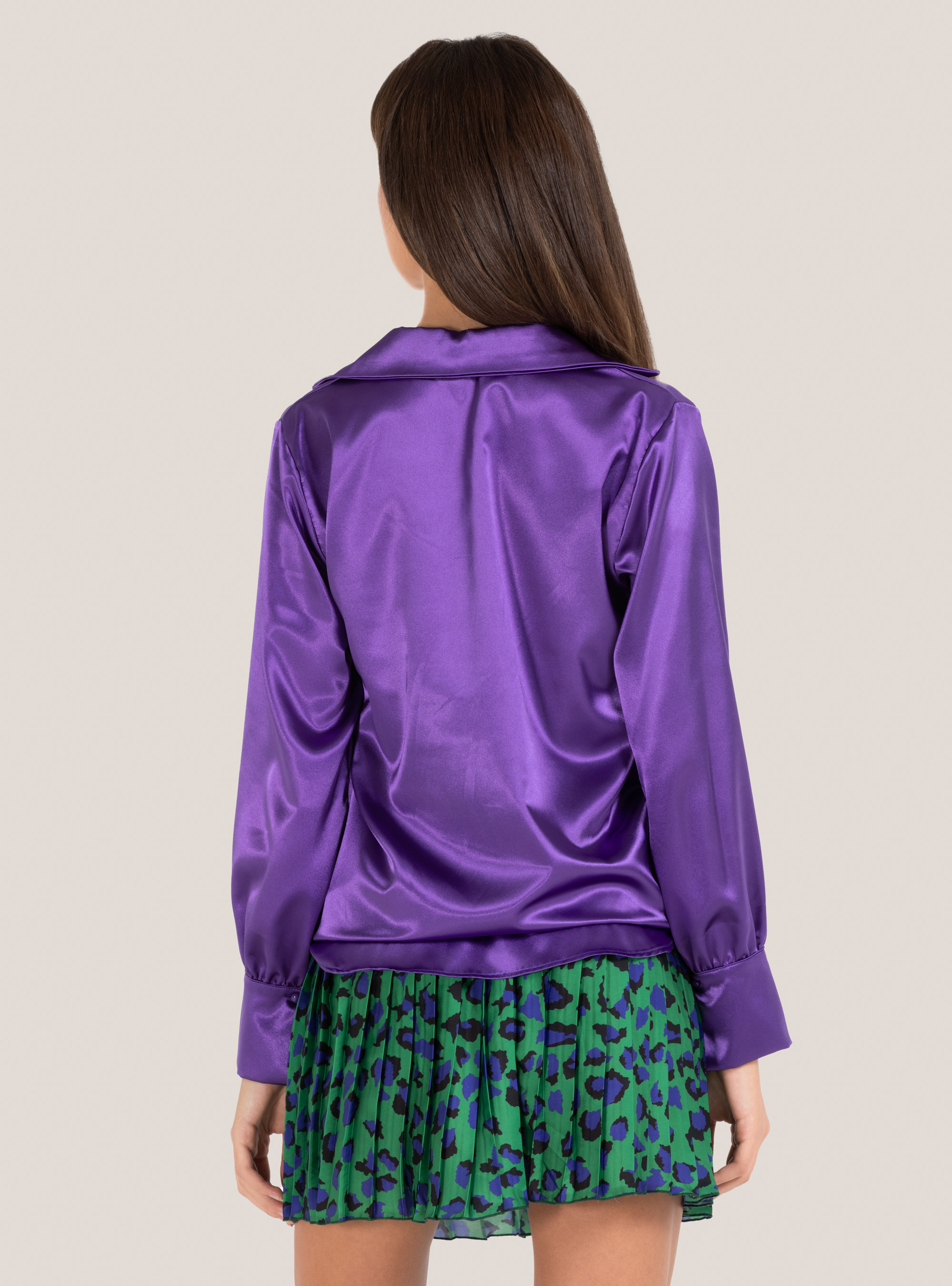Blusa in satin con scollo ad incrocio, C4453 PURPLE