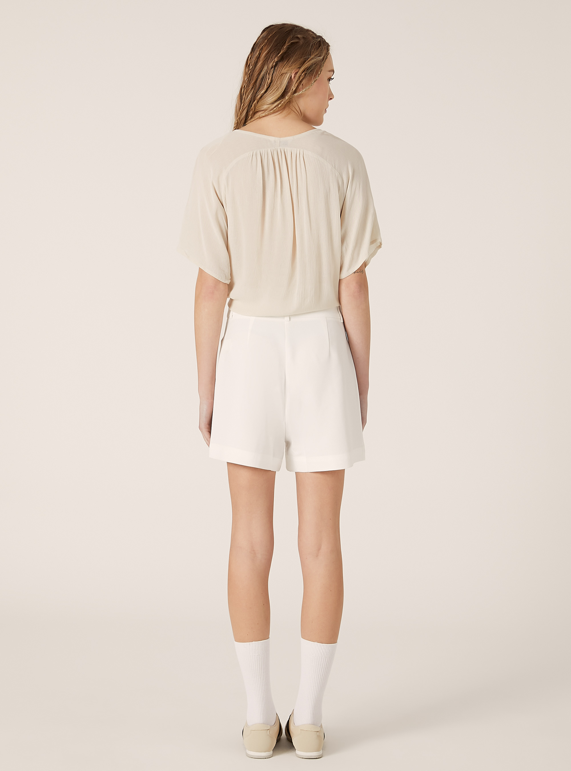 Camisa de color liso con cuello de pico y nudo en la cintura, BG3 BEIGE LIGHT