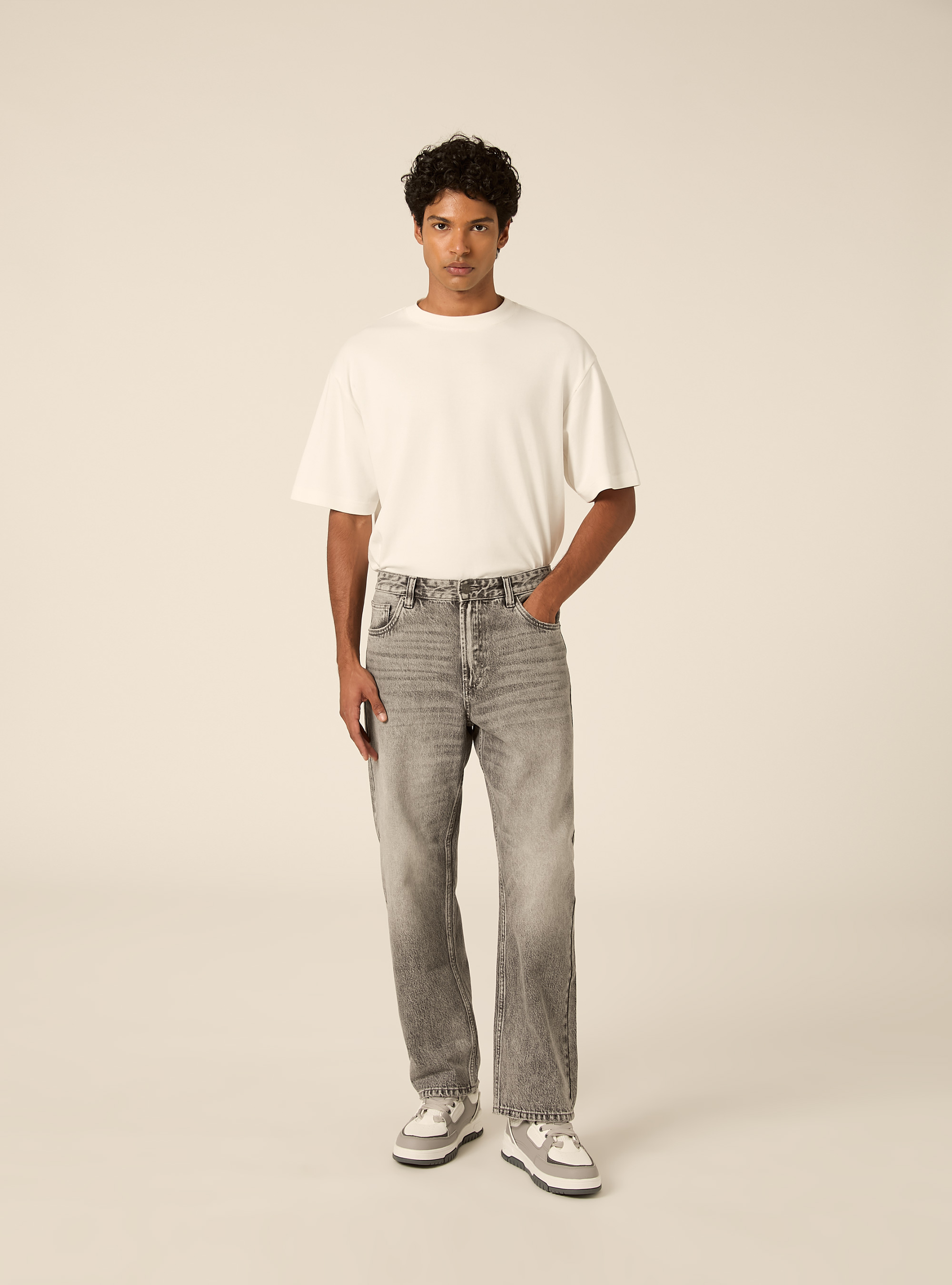Pantalone in denim tapered fit, D00G GREY