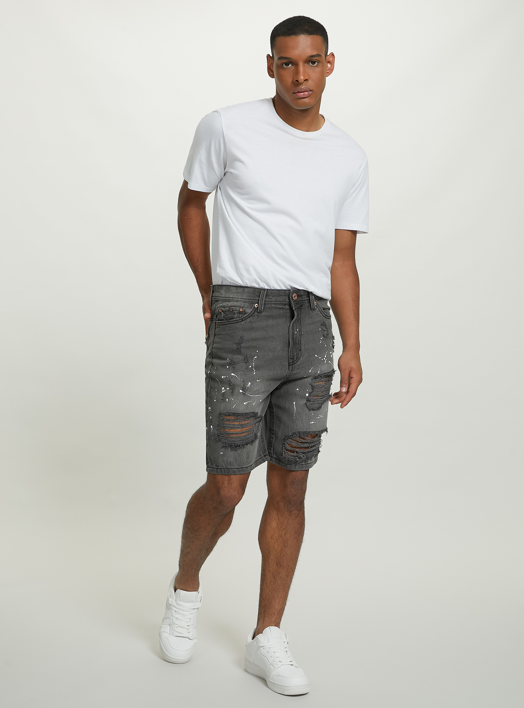 Bermudashorts aus Stretch-Denim in schmaler Passform, D000 BLACK