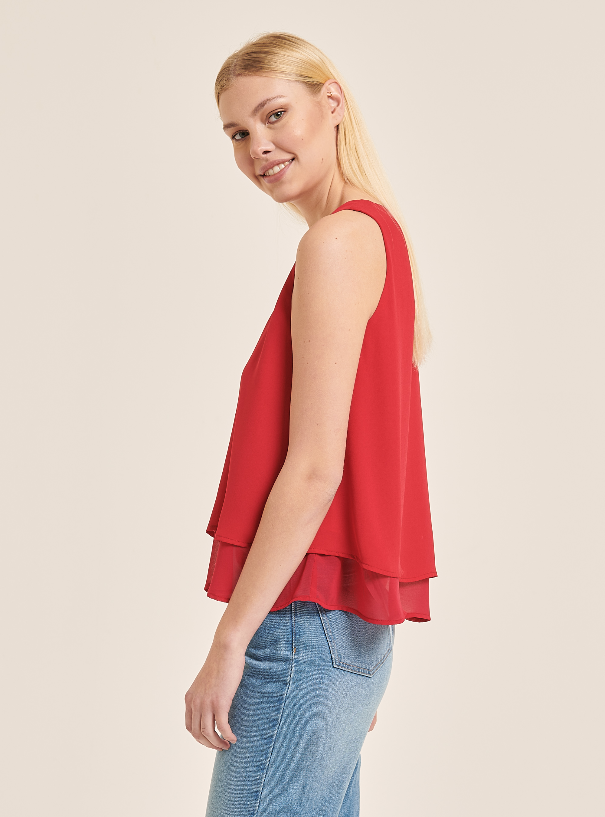 Sleeveless v-neck blouse, RED
