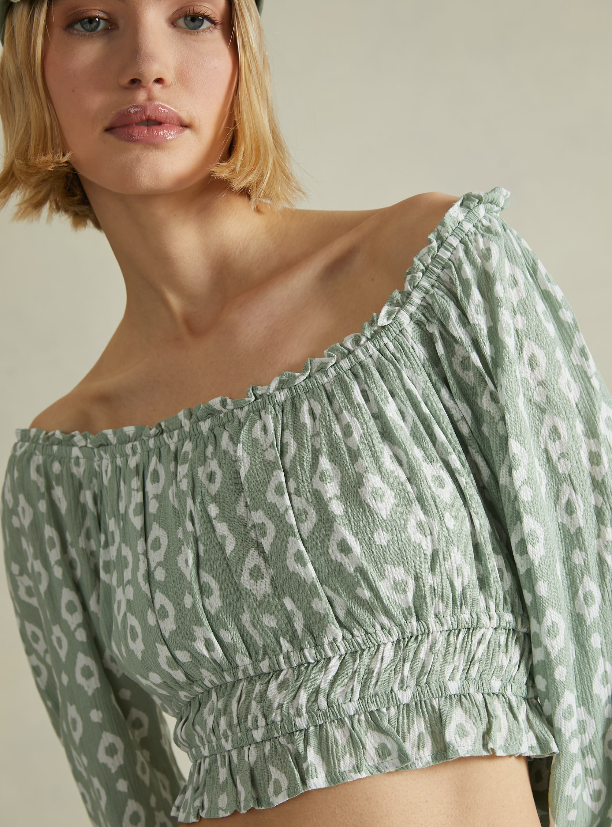 Cropped blouse with off the shoulder, GN3 GREEN LIGHT