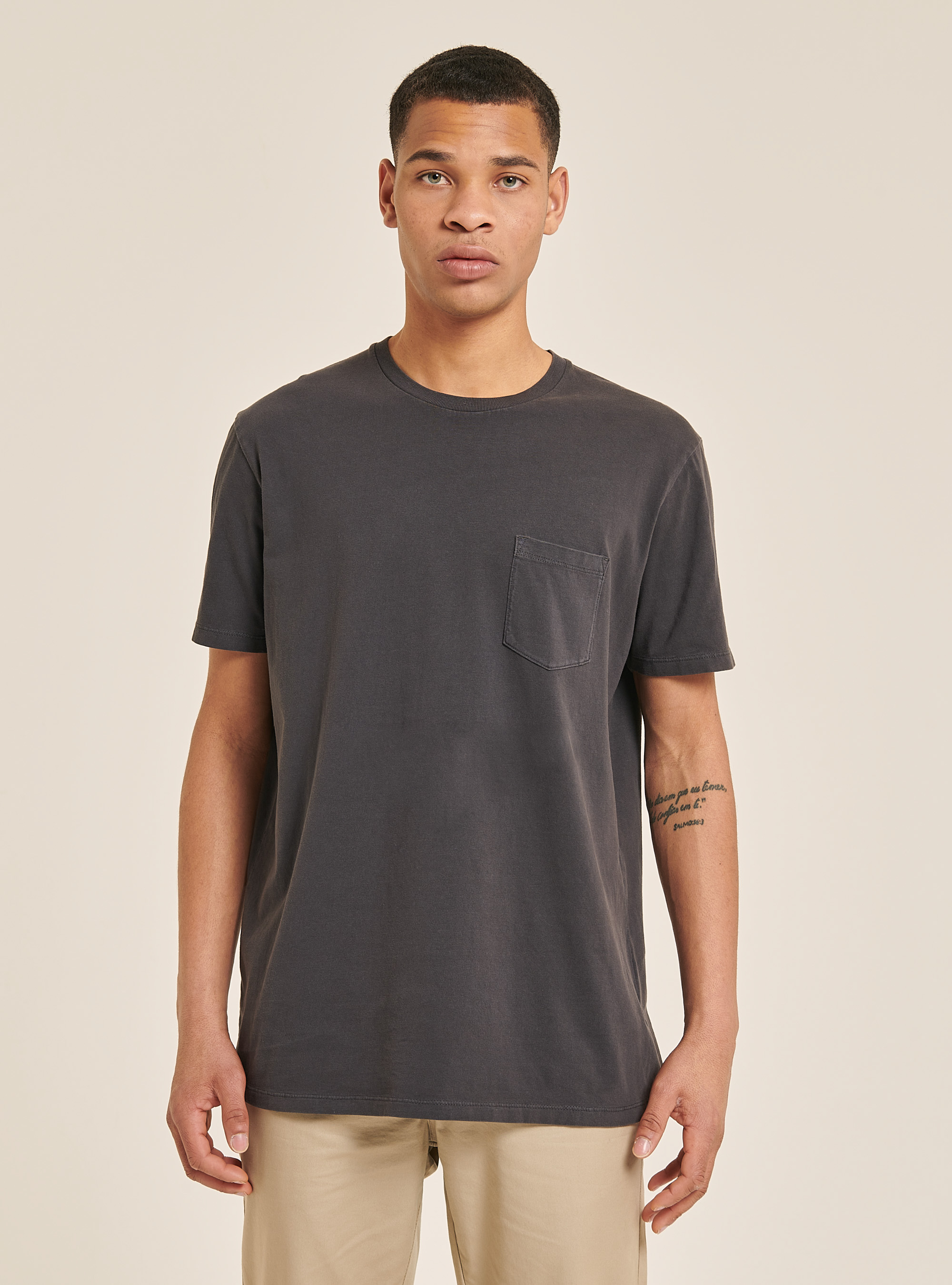 T-shirt &agrave; col ras du cou avec poche en coton, C1111 BLACK