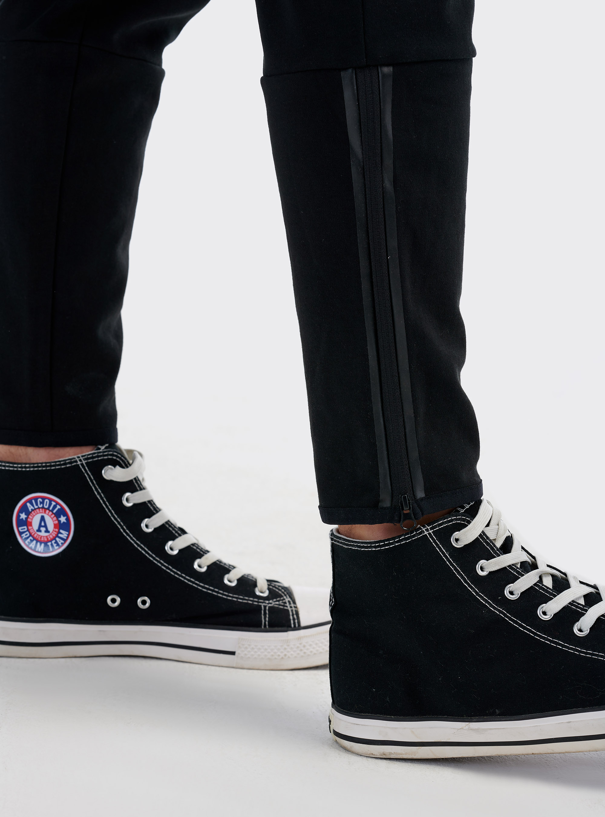 Jogger con zip sul fondo, NERO