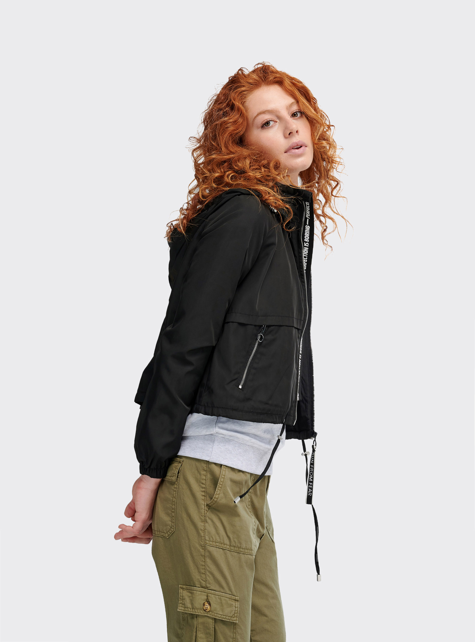 Parka courte avec capuche et fermeture &eacute;clair avec d&eacute;tail, C101 BLACK