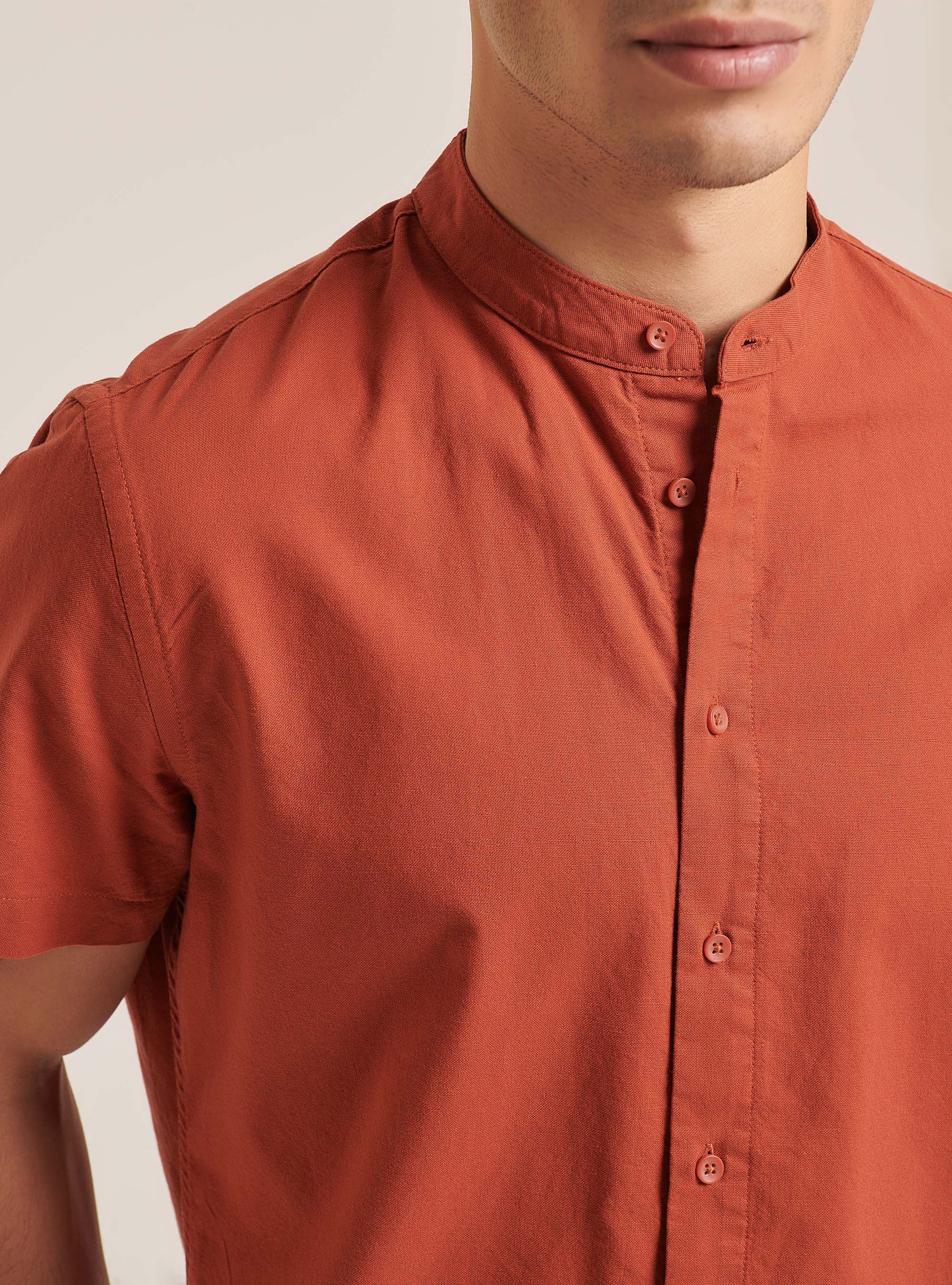 Camicia a maniche corte con collo coreano, C3422 RUSTY