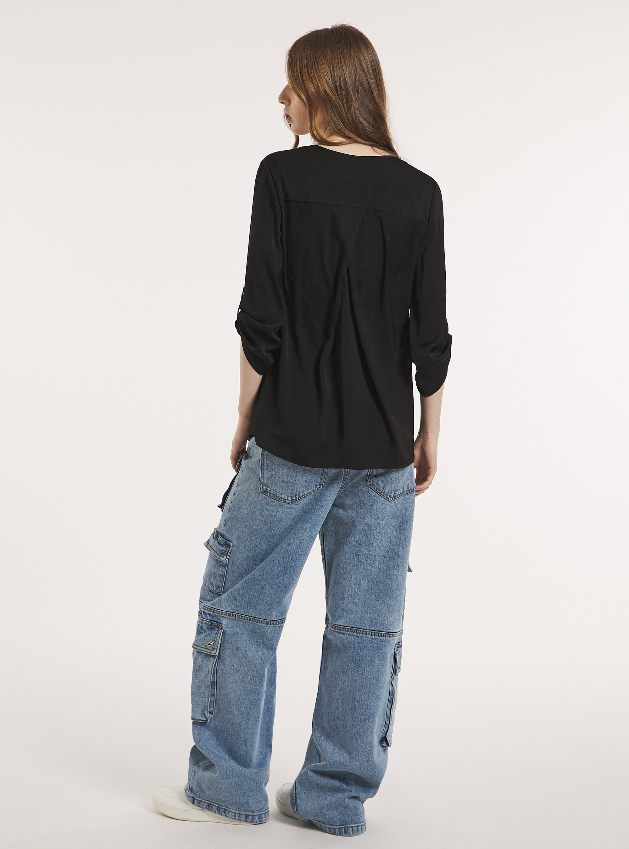 Blusa con scollo a v in satin, BK1 BLACK