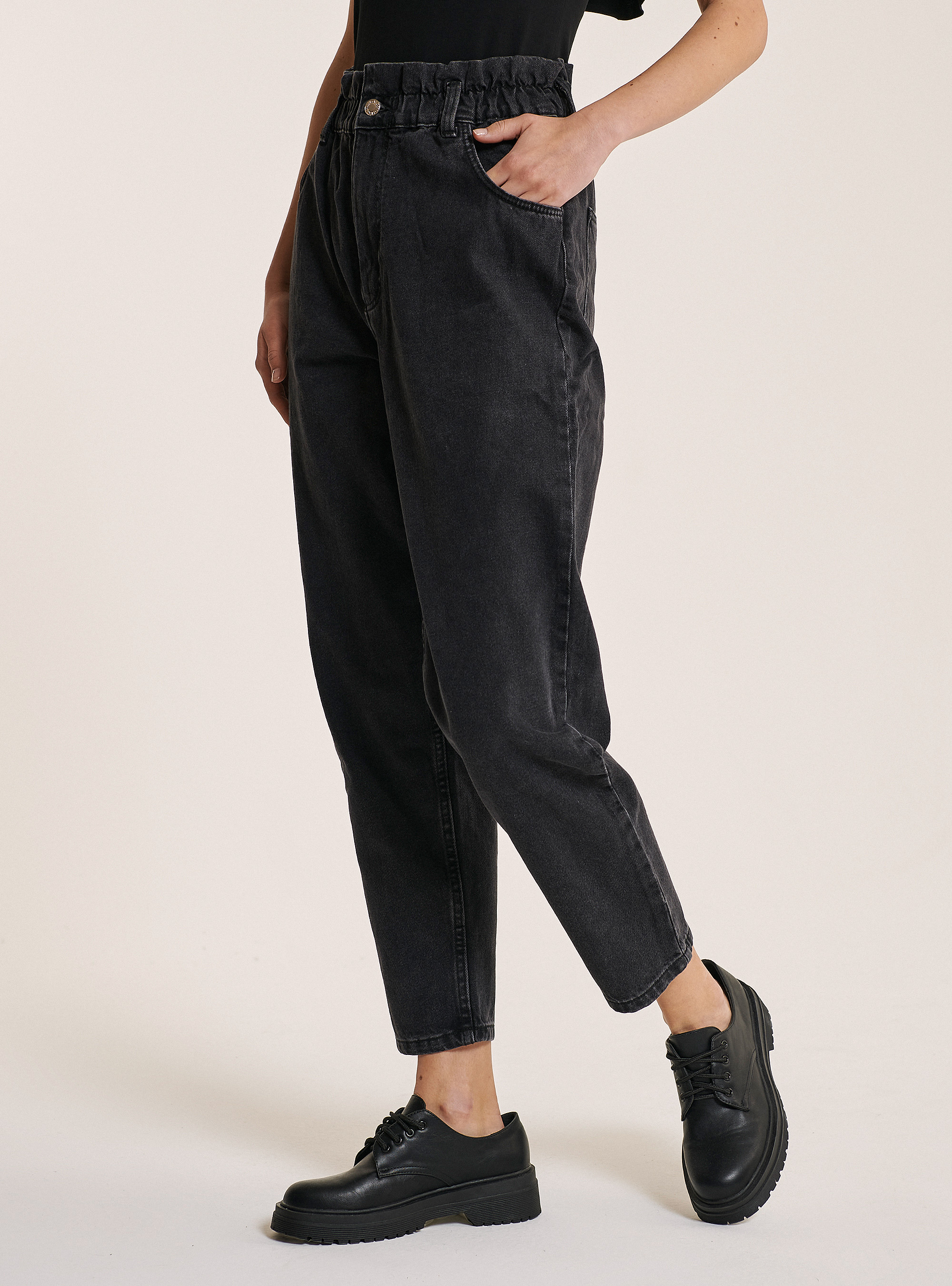 Slouchy fit jeans in organic cotton with elastic waistband, BLACK