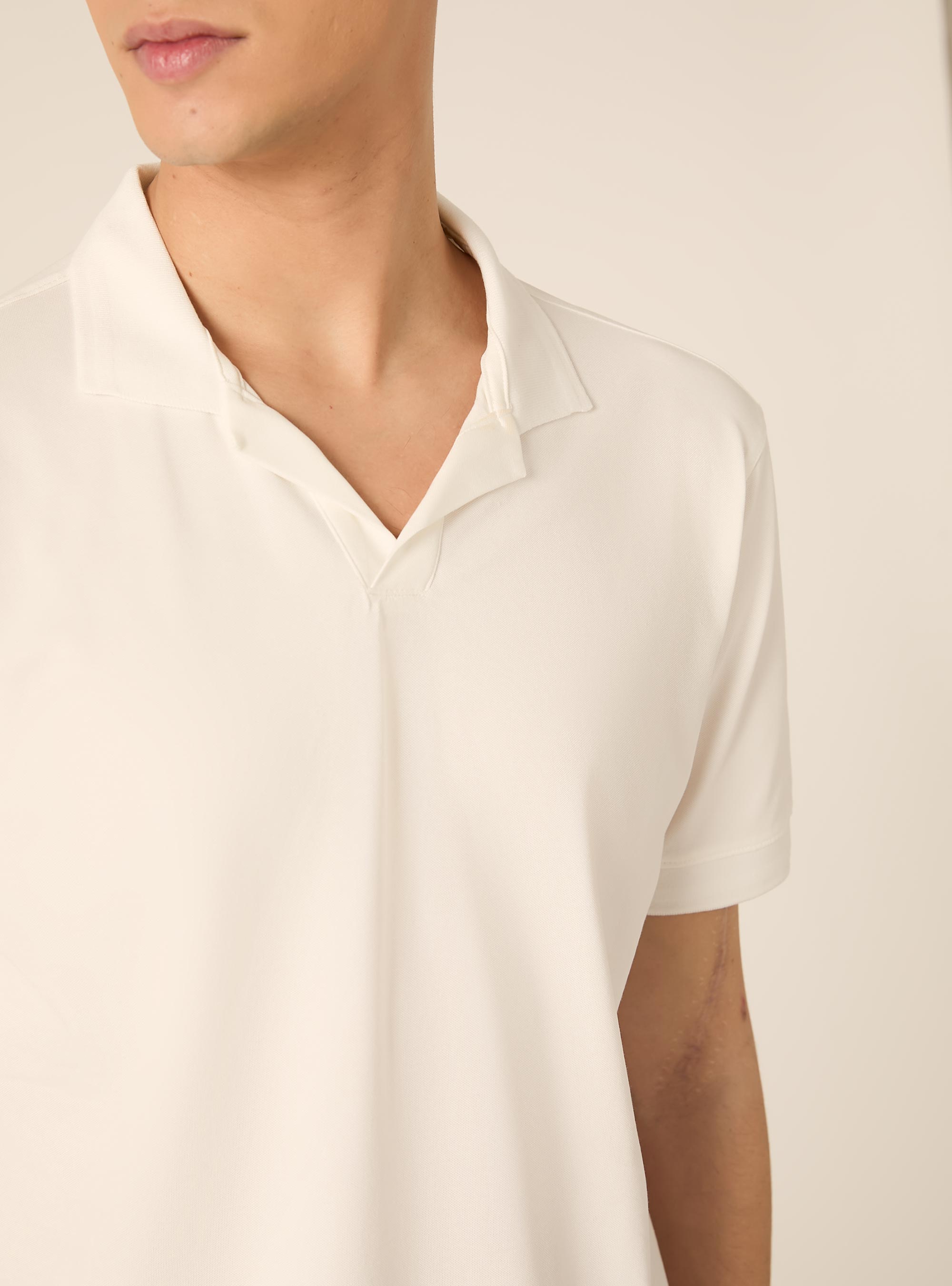 Polo AIRes en piqu&eacute; el&aacute;stico, WH1 OFF WHITE